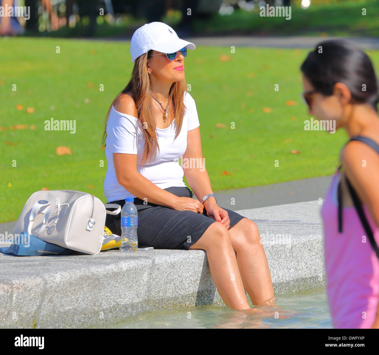 London, UK. 13th September, 2015. Londoners enjoy one of the last summer days of the year. Credit:  Uwe Deffner/Alamy Live News Stock Photo