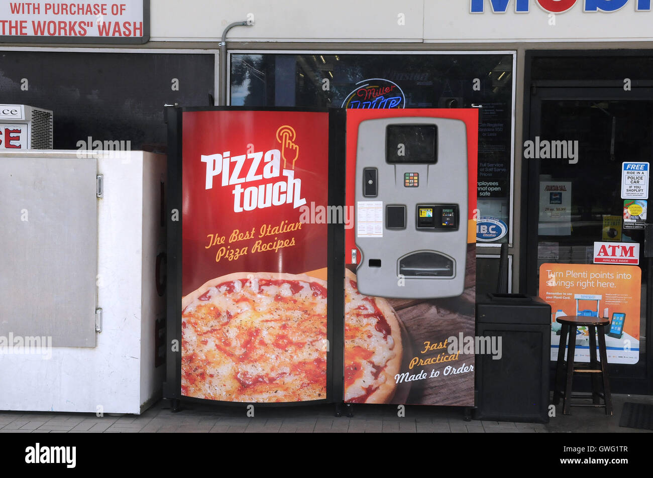 Lakeland, United States. 13th Sep, 2016. A pizza vending machine is