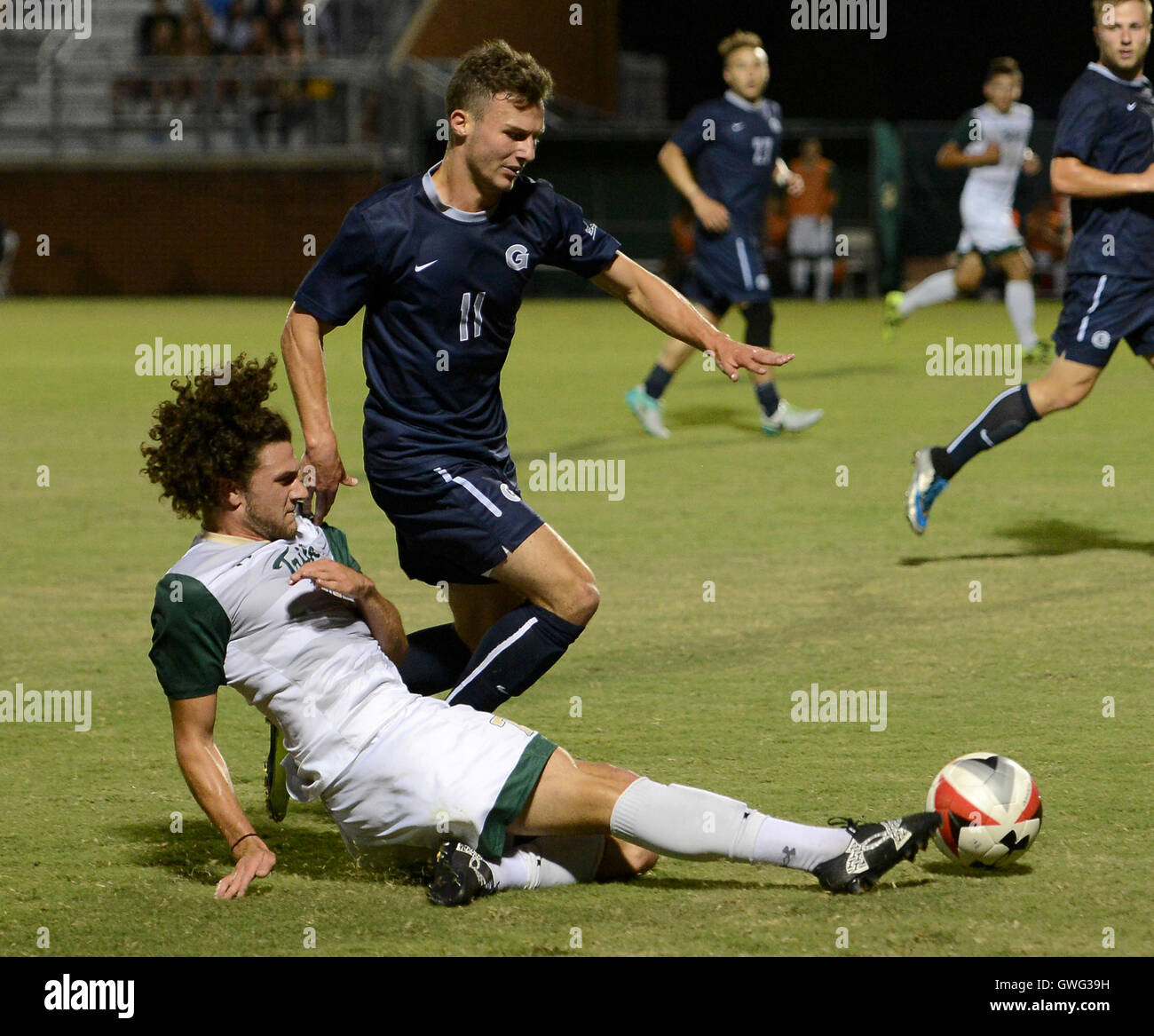 Williamsburg, VA, USA. 13th Sep, 2016. 20160913 - William and Mary forward REILLY MAW (7), bottom, breaks up an advance by Georgetown midfielder MATTHEW LEDDER (11) in the first half at Martin Family Stadium in Williamsburg, Va. © Chuck Myers/ZUMA Wire/Alamy Live News Stock Photo