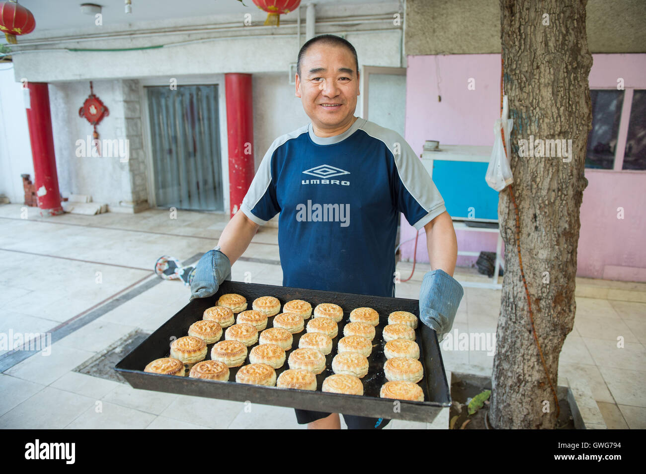 Cairo, Egypt. 14th Sep, 2016. A pastry displays the moon cake after baking at a Chinese