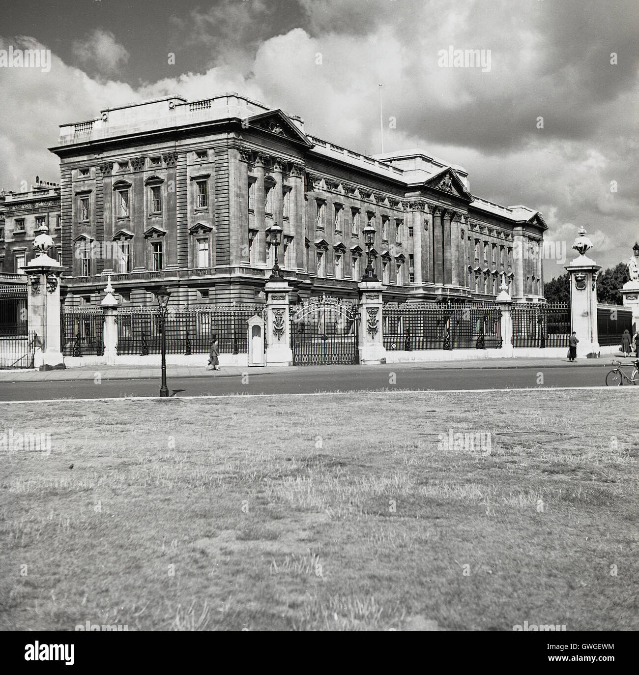 1950s Historical View By J Allan Cash Of Buckingham Palace The London Residence Of The Queen 