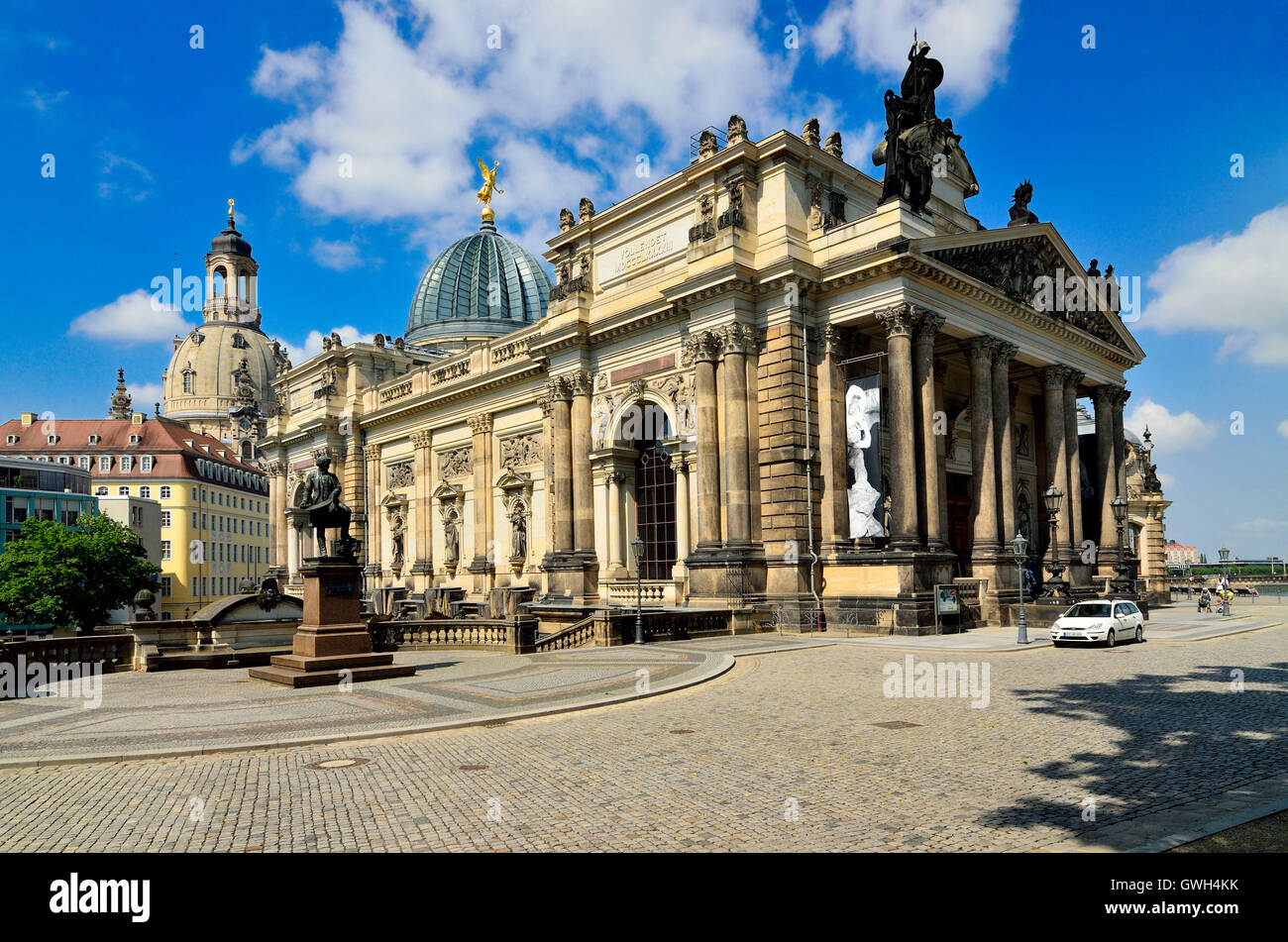 Dresden, Denkmal Gottfried Semper vor Lipsiusbau der Kunstakademie Stock Photo