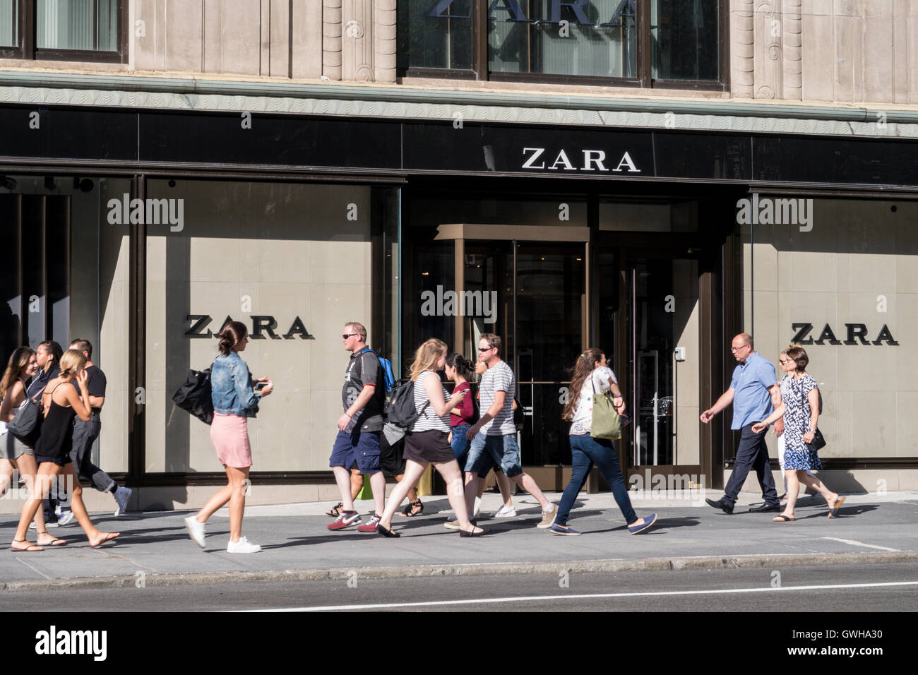 Zara Espana S.A. on Fifth Avenue (42nd Street Entrance), NYC Stock Photo -  Alamy