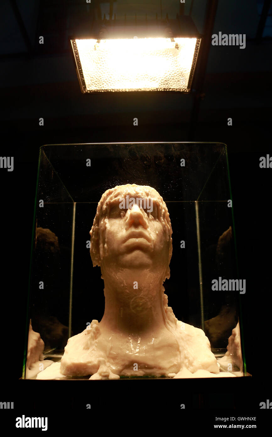 Skulptur "angesichts" von Lisa Peters (ihr Portrait aus Wachs) in der Humboldt Universitaet