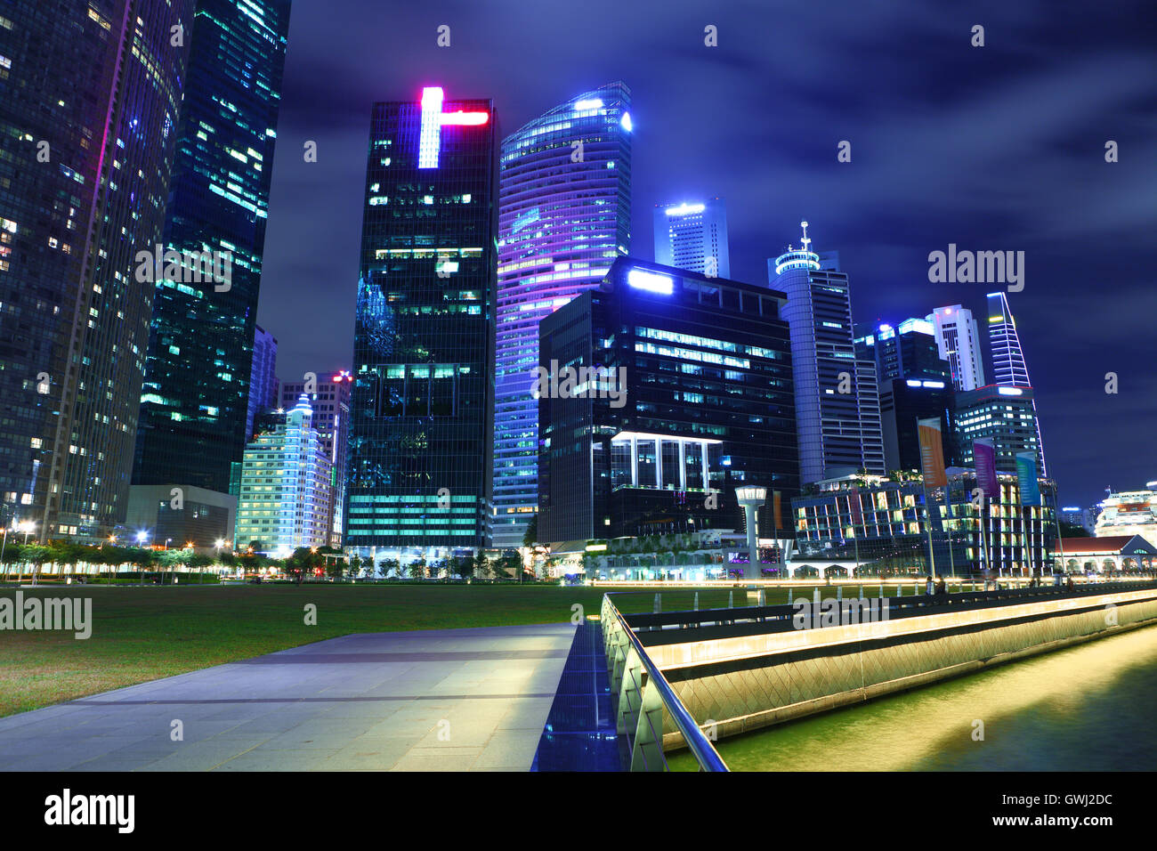 Singapore flyer illuminated night hi-res stock photography and images ...