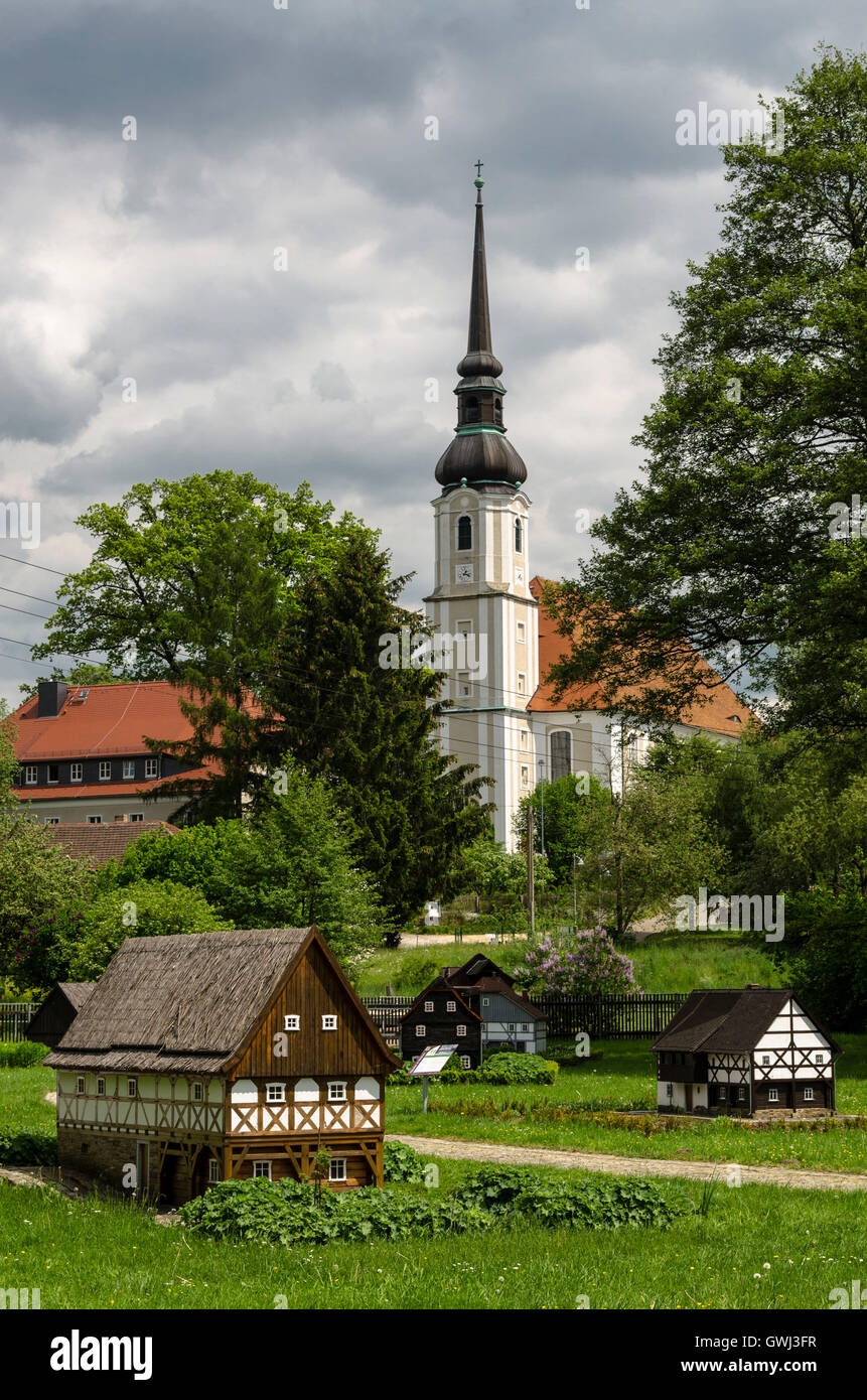 Oberlausitz, Umgebindehauspark in Cunewalde und evangelische Kirche Stock Photo
