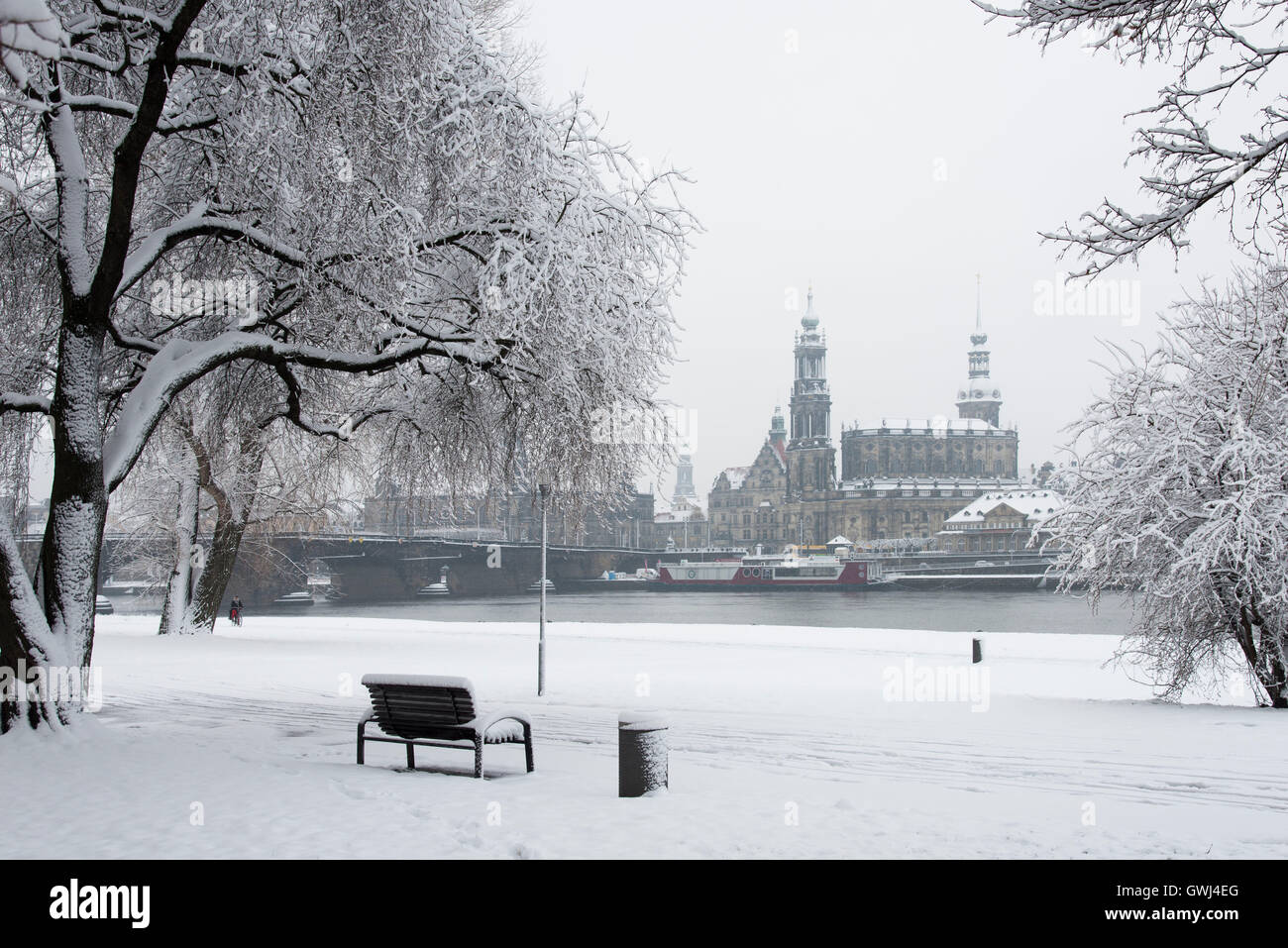 Dresden,  winterliche Altstadtansicht vom Neustaedter  Koenigsufer Stock Photo