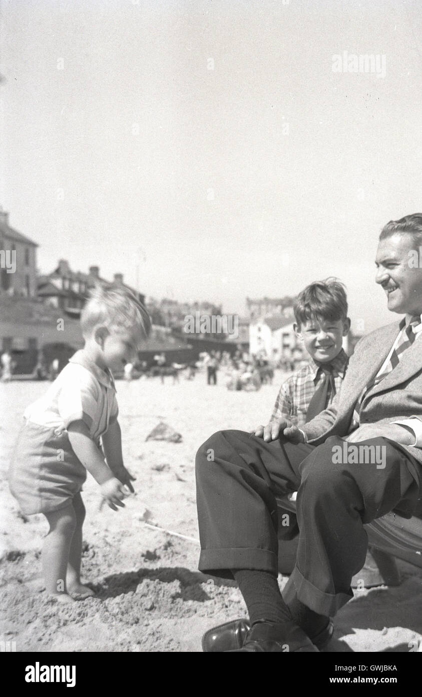 1930s family beach hi-res stock photography and images - Alamy