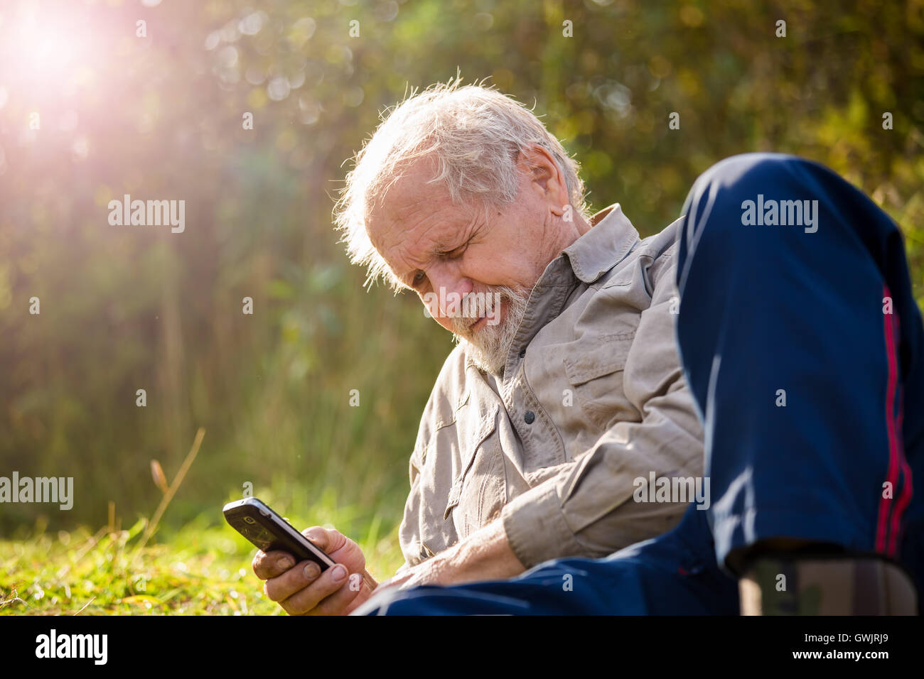 Пожилые мужчины рассказ. Дедушка с телефоном. Телефон для Стариков. Дедушка пенсионер. Дедуля с телефоном.