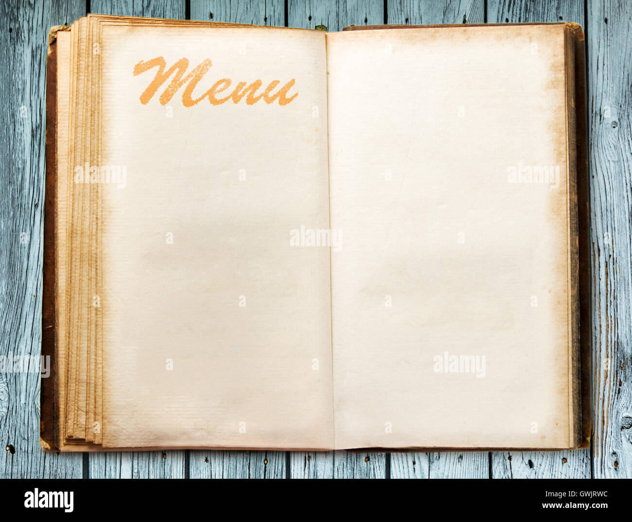 Những cuốn menu book vintage thật sự là một kiệt tác trong lịch sử ẩm thực. Những trang sách xưa được trang trí đầy kỷ niệm và lịch sử. Hãy khám phá trang trí cổ điển và sáng tạo nội dung mới để tạo ra một menu book độc đáo. 