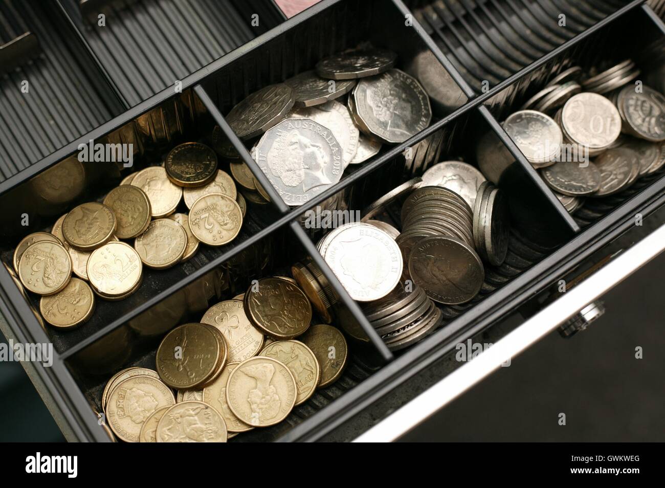 Aprire il registro di cassa cassetto closeup con il lotto di monete e  banconote Foto stock - Alamy
