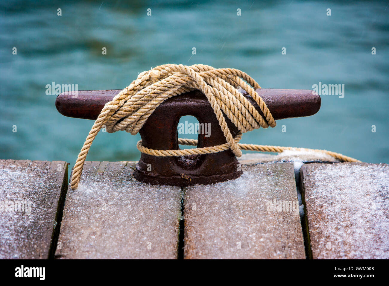 rope-tied-to-cleat-hitch-GWM00B.jpg