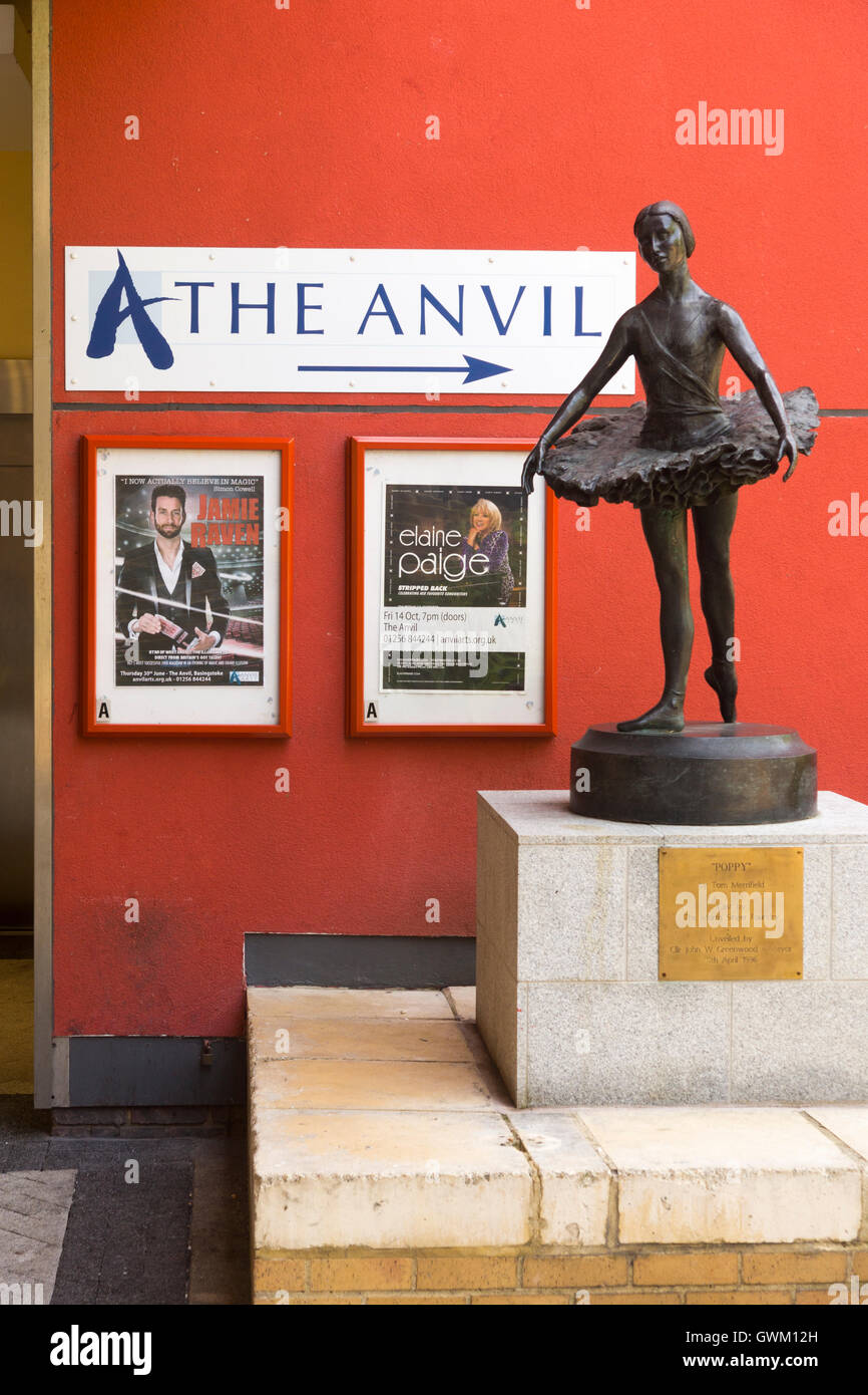 A ballerina statue, 'Poppy', in front of a sign pointing to the Anvil theatre in Basingstoke Stock Photo