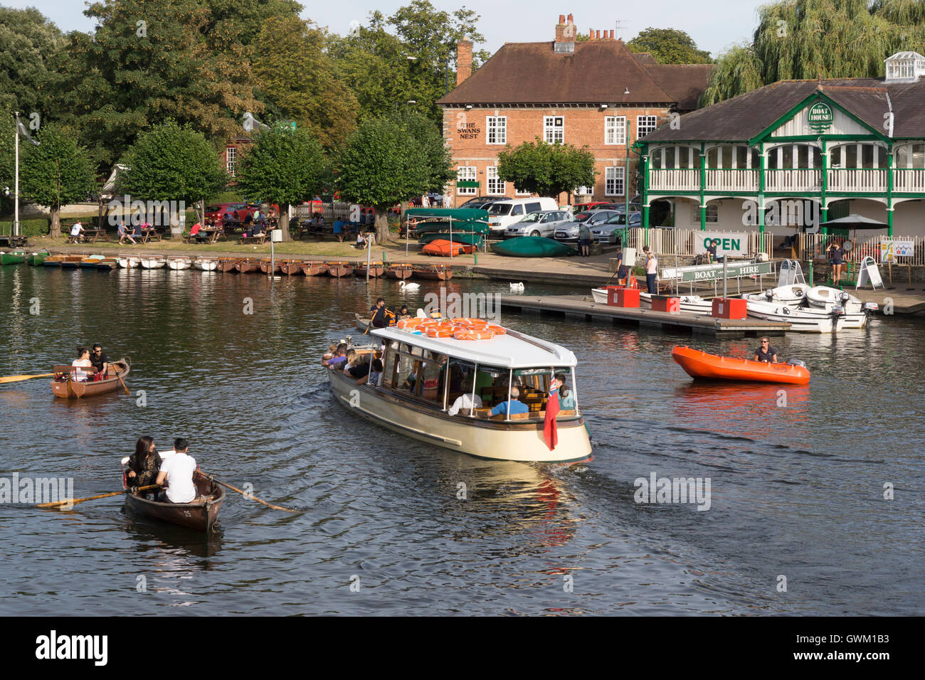 A river boat passes between rowboats as a lifeboat rushes out to instruct the rowers to give way, Stratford-upon-Avon Stock Photo