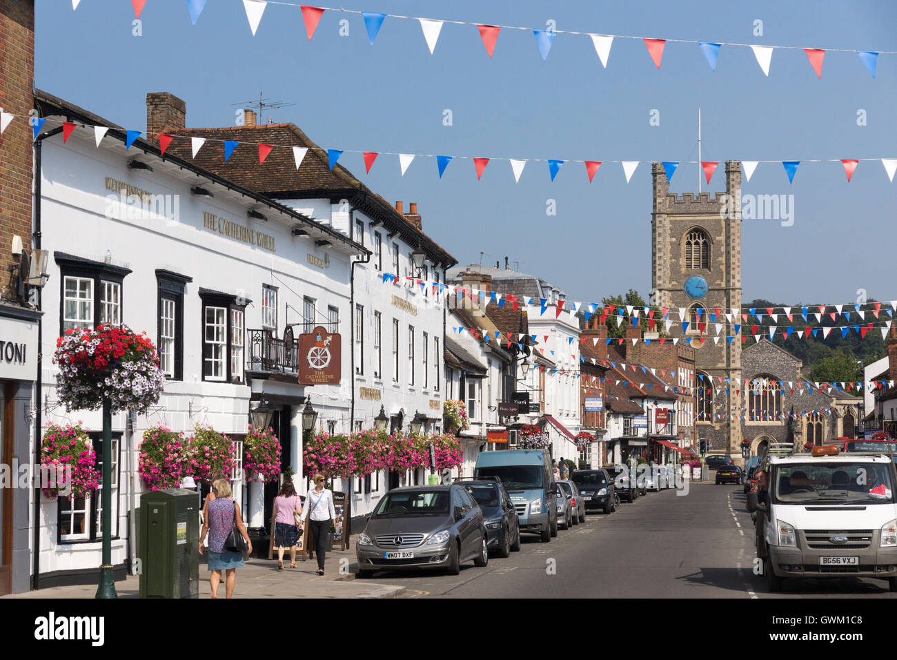 The parish church of St Mary the Virgin and the Catherine Wheel pub in Henley-on-Thames Stock Photo