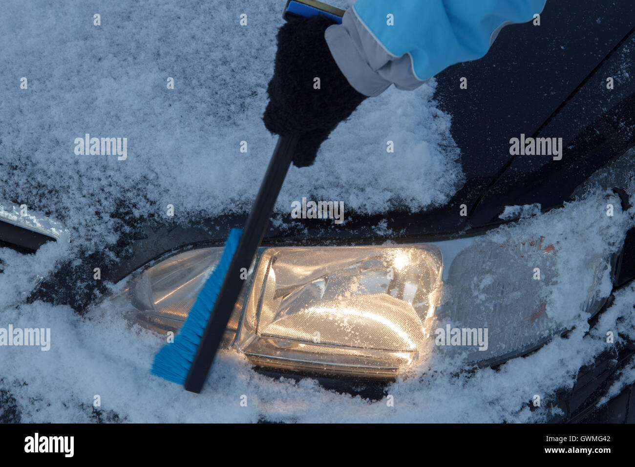 Car scraper ice hires stock photography and images Alamy