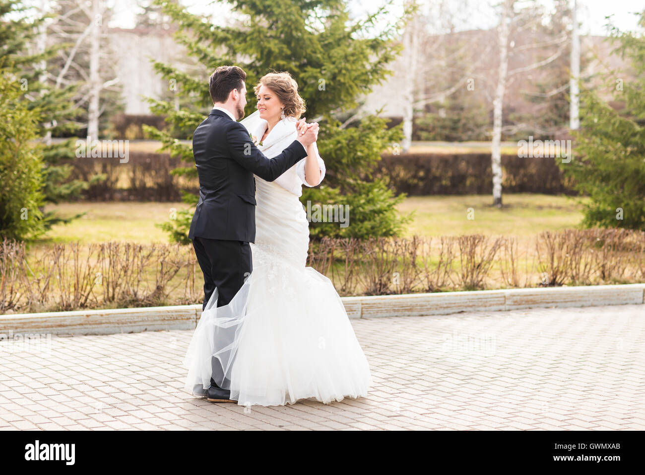 Wedding couple dancing in the park Stock Photo - Alamy