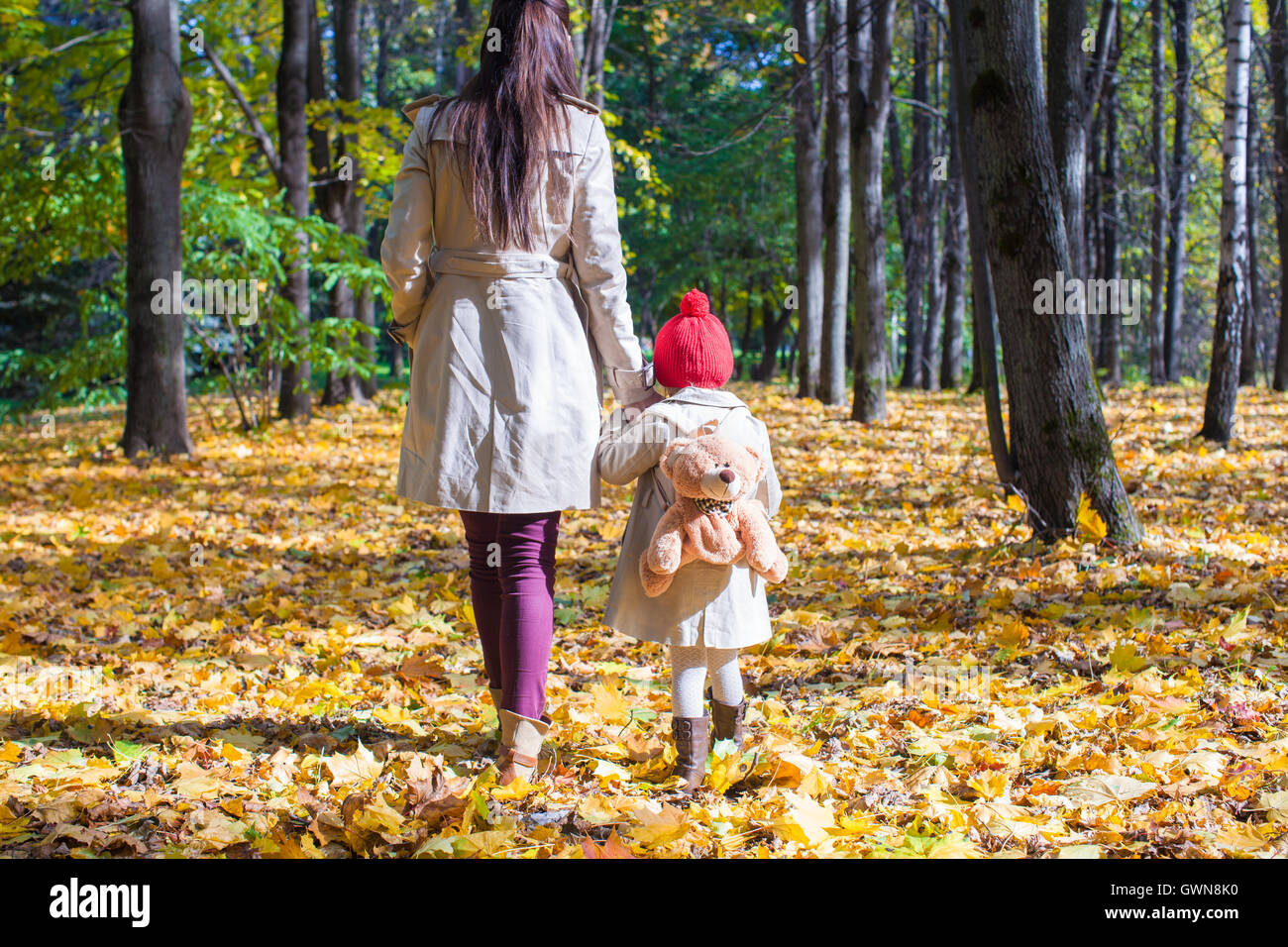 Мама гуляет в парке. Прогулка с дочкой в парке. Мама с ребенком в парке. Фотосессия с дочкой в парке. Мама с дочкой гуляют по парку.