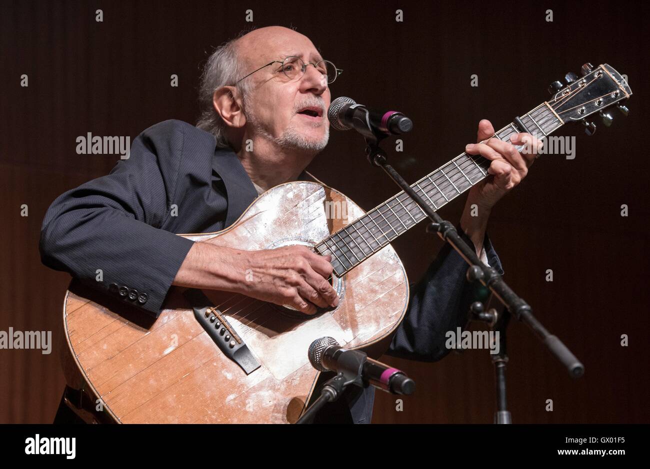 Folk Singer Pete Yarrow sings and plays guitar during an event at the LBJ Presidential Library April 28, 2016 in Austin, Texas. The event was part of the library's three-day Vietnam War Summit. Stock Photo