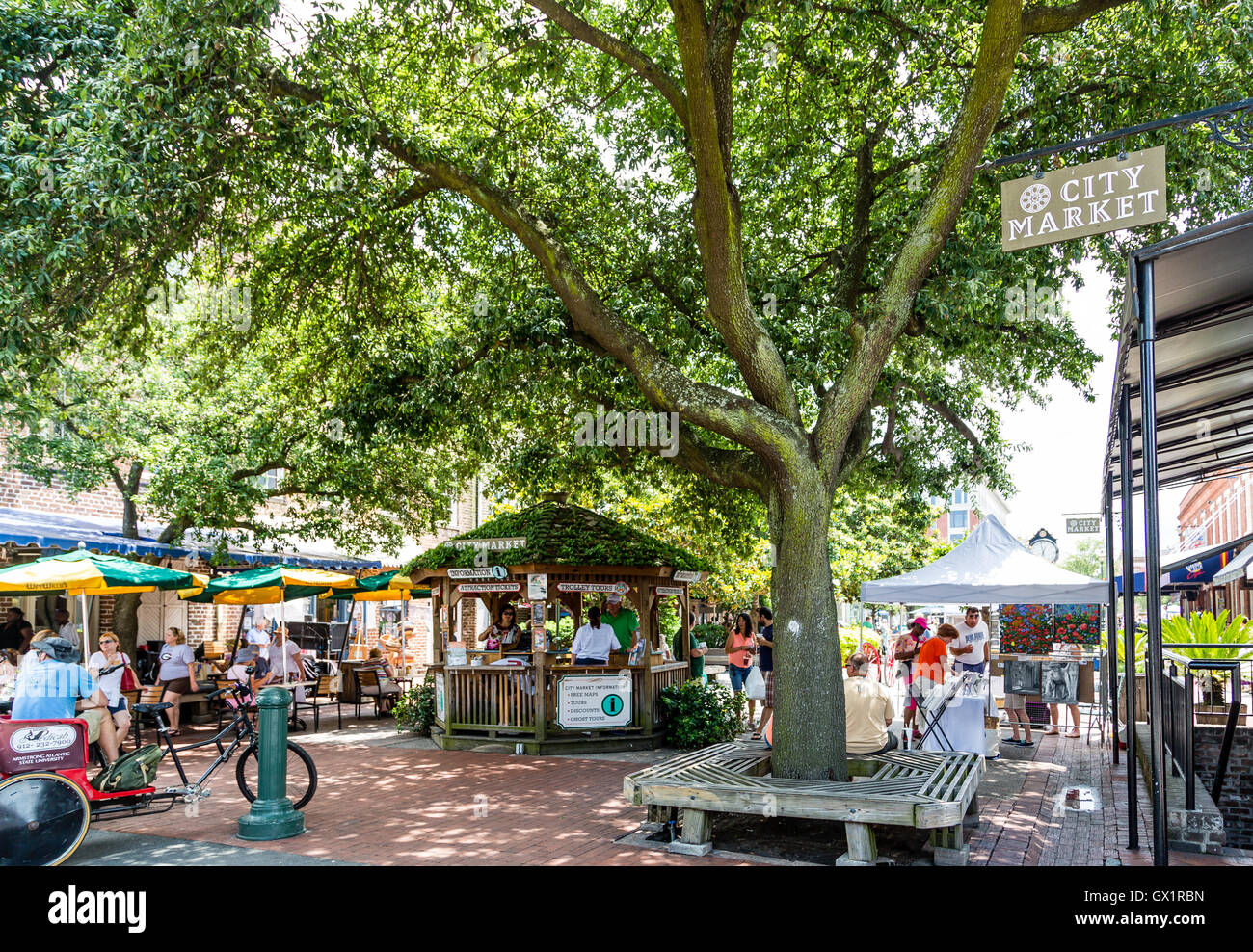 Information Booth in Savannah City Market with tourists Stock Photo