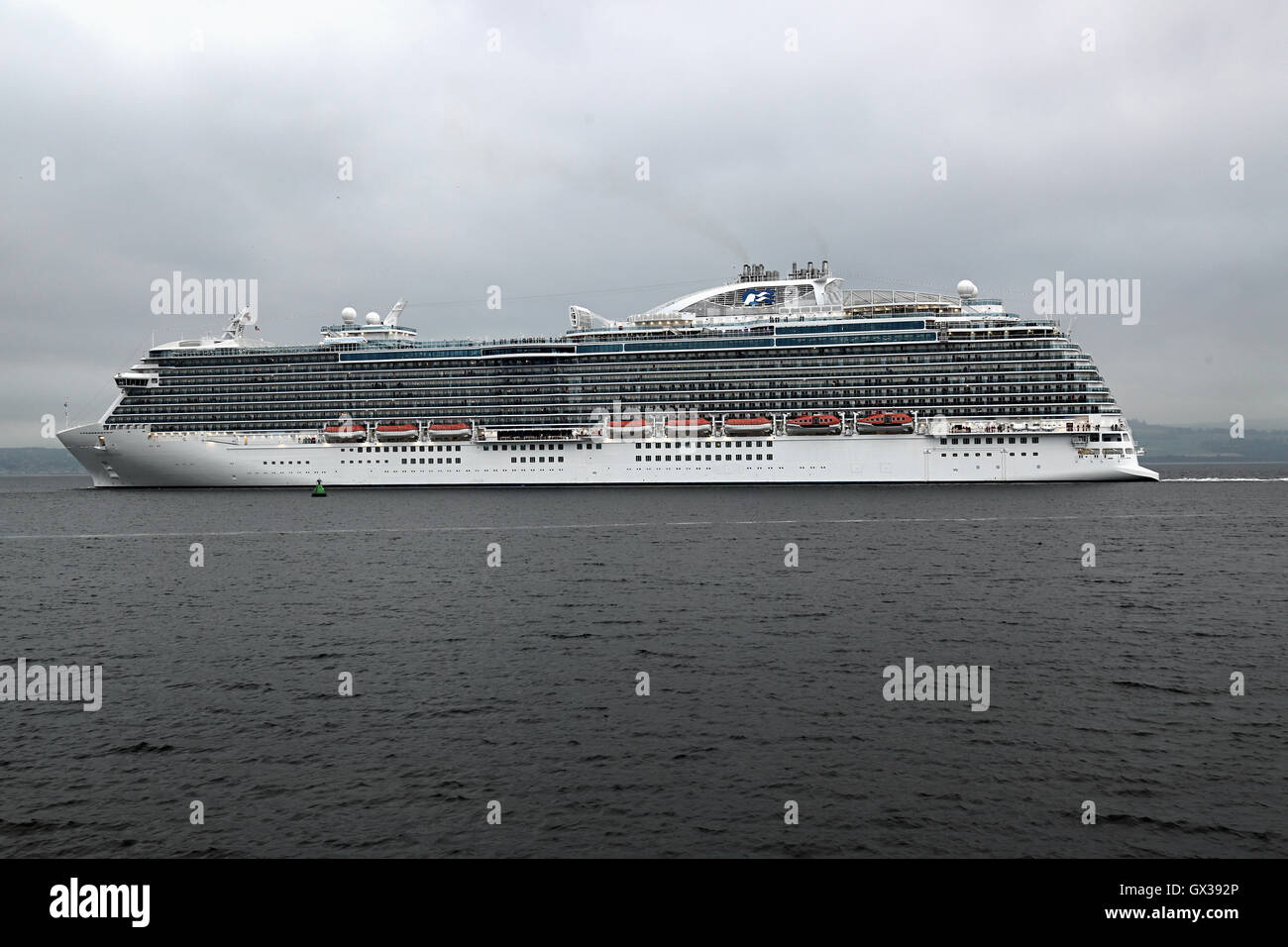 142 000 Regal Princess Cruise Ship Departs From Greenock Stock Photo Alamy