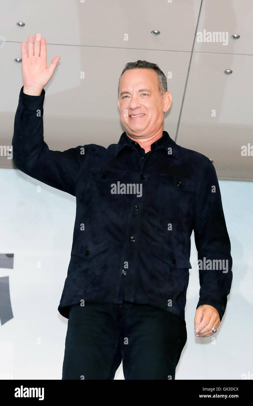 Tokyo, Japan. 15th September, 2016.  American actor and filmmaker Tom Hanks greets to the audience during the Japan Premiere for the film Sully, in Ginza's department store Yurakucho Marion, on September 15, 2016, Tokyo, Japan. The film hits Japanese theaters on September 24. Credit:  Rodrigo Reyes Marin/AFLO/Alamy Live News Stock Photo