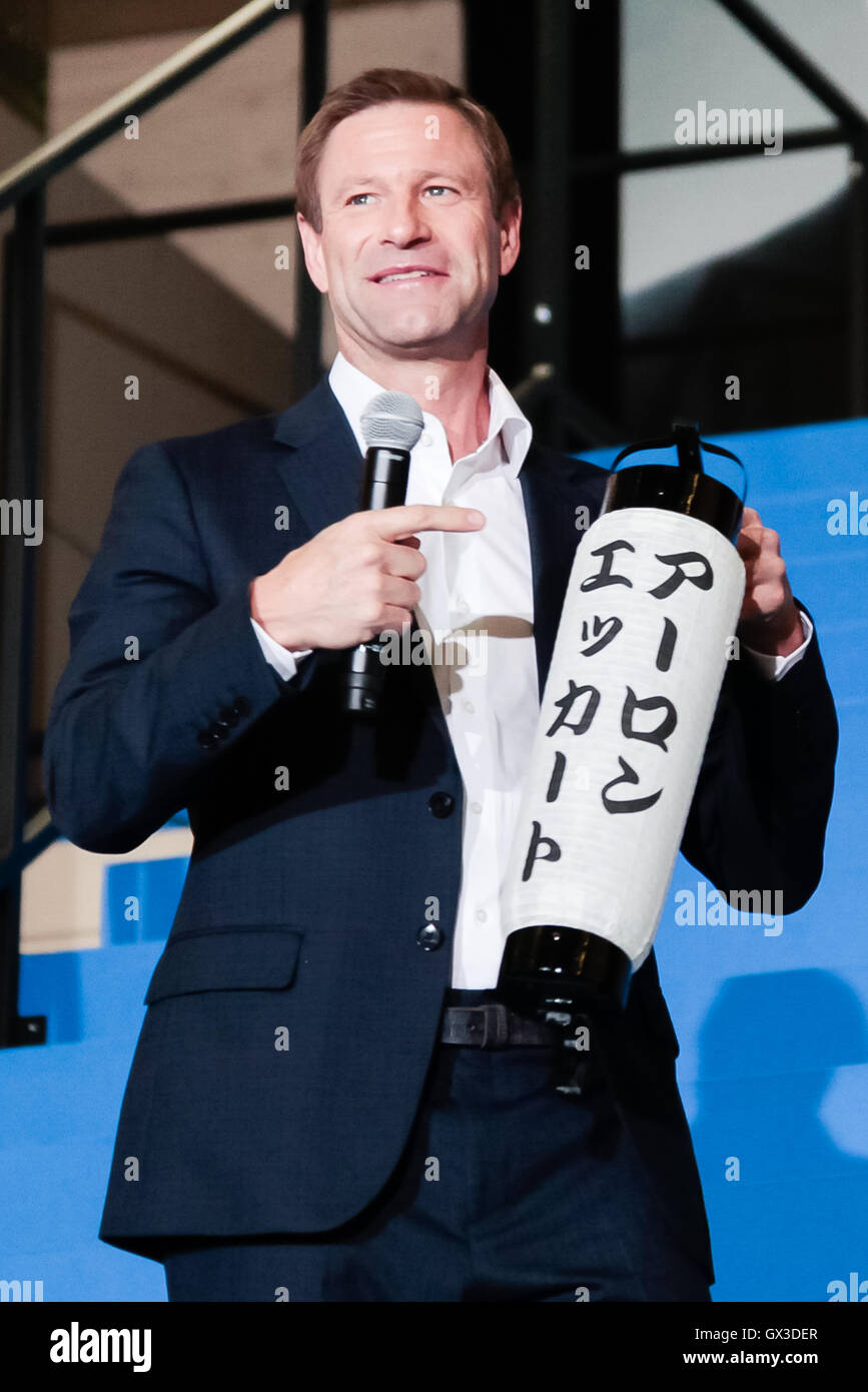 Tokyo, Japan. 15th September, 2016. American film and stage actor Aaron Eckhart receives a traditional Japanese lantern during the Japan Premiere for the film Sully, in Ginza's department store Yurakucho Marion, on September 15, 2016, Tokyo, Japan. The film hits Japanese theaters on September 24. Credit:  Rodrigo Reyes Marin/AFLO/Alamy Live News Stock Photo