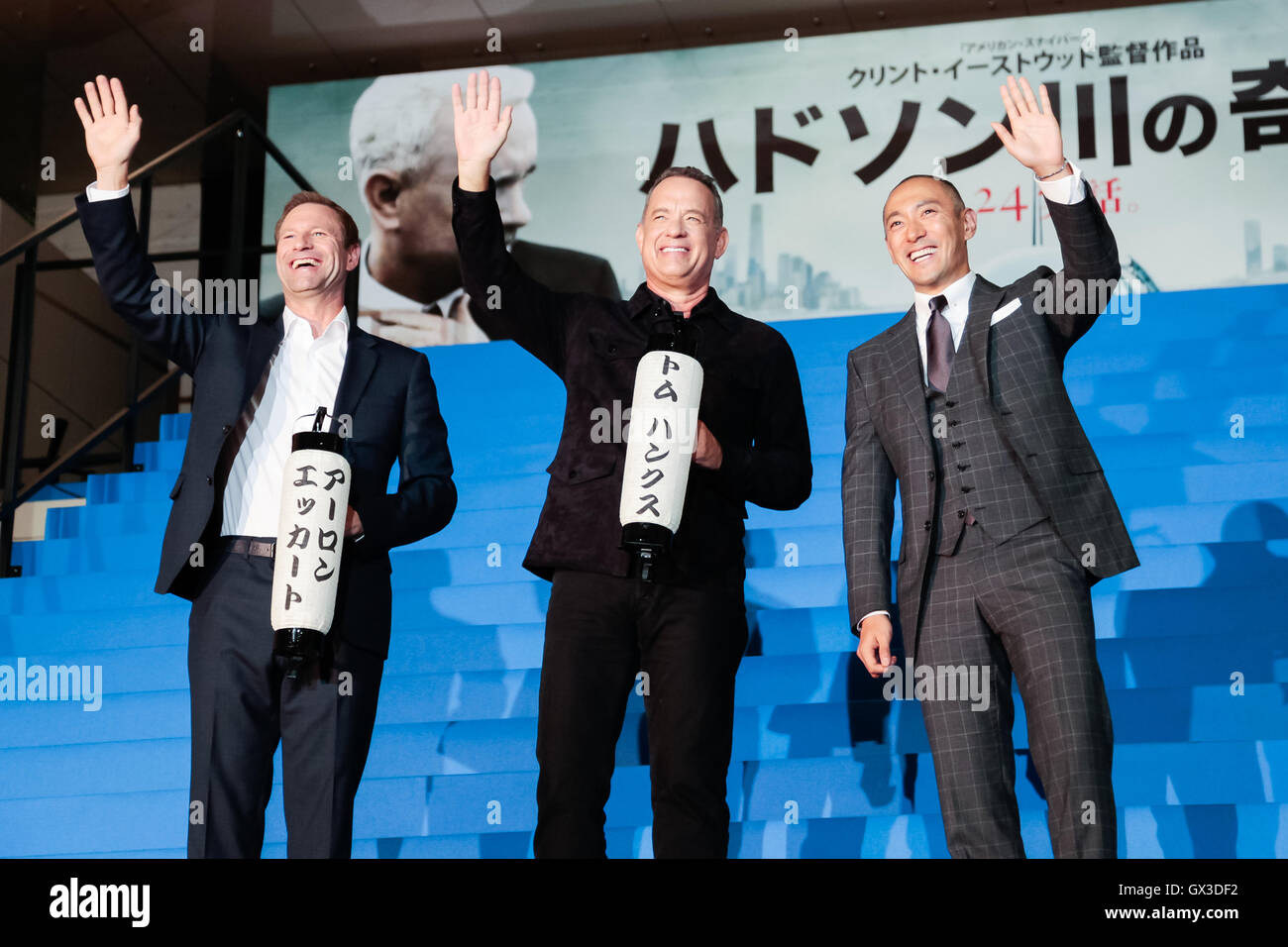 Tokyo, Japan. 15th September, 2016. (L to R) American actors Aaron Eckhart and Tom Hanks with Kabuki actor Ichikawa Ebizo greet to the cameras during the Japan Premiere for the film Sully, in Ginza's department store Yurakucho Marion, on September 15, 2016, Tokyo, Japan. The film hits Japanese theaters on September 24. Credit:  Rodrigo Reyes Marin/AFLO/Alamy Live News Stock Photo