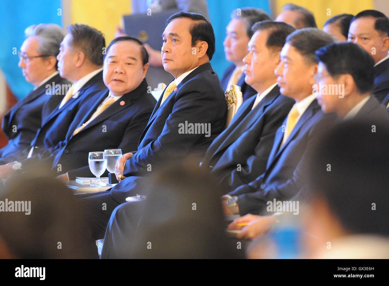 Bangkok, Thailand. 15th Sep, 2016. Thai Prime Minister Prayut Chan-o-cha (4th L) attends a press conference on the performances of the government during the last two years, at the Thai Government House in Bangkok, capital of Thailand, on Sept. 15, 2016. Thailand could potentially upgrade itself from the long-standing status of a Third World developing country to a 'First World' developed country, Thai Prime Minister Prayut Chan-o-cha said on Thursday. © Rachen Sageamsak/Xinhua/Alamy Live News Stock Photo