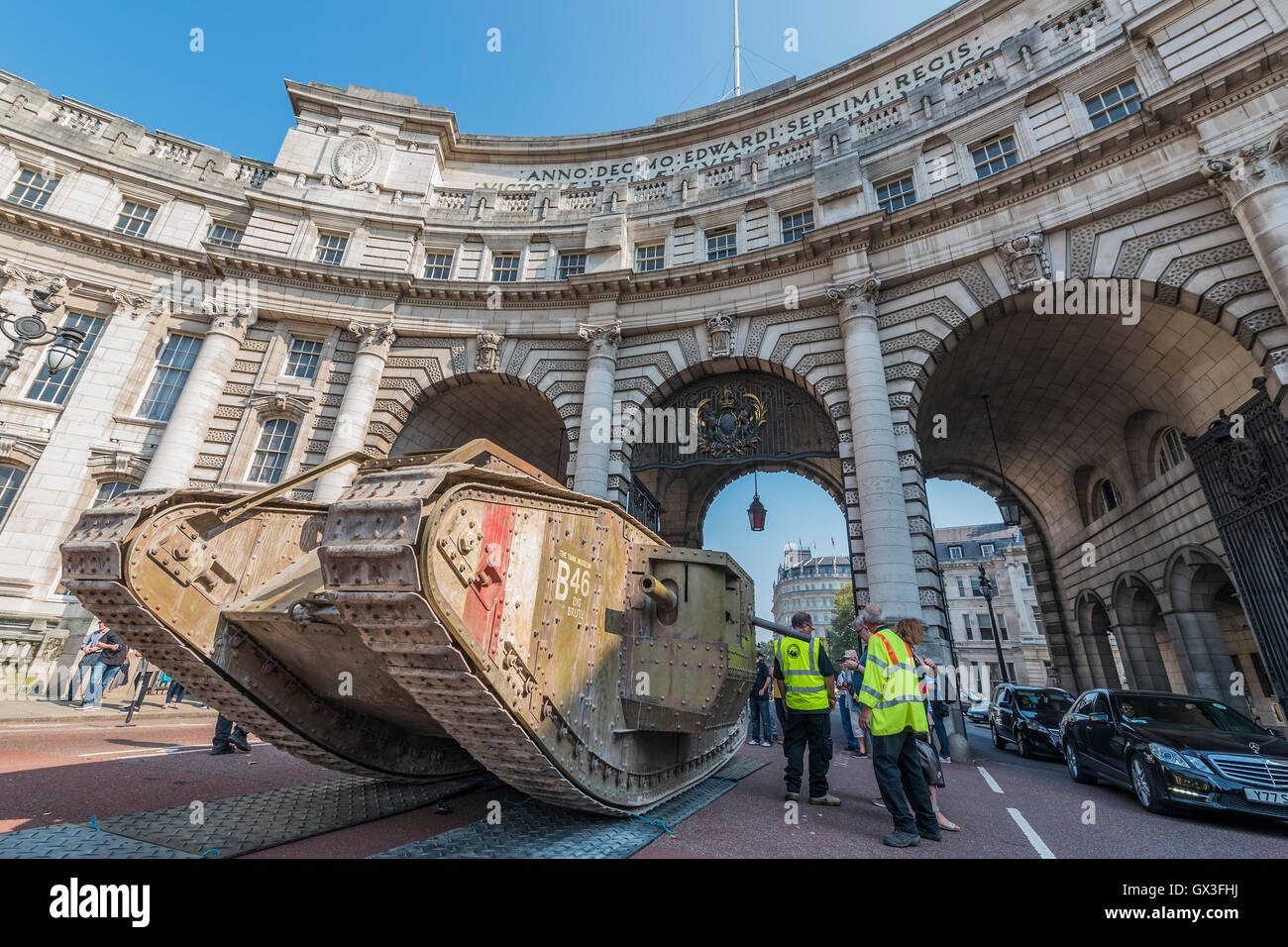 London, UK. 15th September, 2016. The tank is guided through admiralty arch - A replica of a World War One tank brought to London to mark the 100th anniversary its first use in action in the Battle of the Somme on 15 September 1916. Dorset's Tank Museum, provided the machine which was designed to travel at walking pace (3mph) to support the infantry. Credit:  Guy Bell/Alamy Live News Stock Photo
