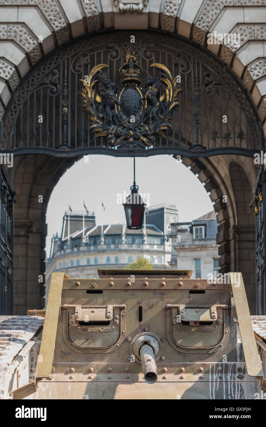 London, UK. 15th September, 2016. The tank is guided through admiralty arch - A replica of a World War One tank brought to London to mark the 100th anniversary its first use in action in the Battle of the Somme on 15 September 1916. Dorset's Tank Museum, provided the machine which was designed to travel at walking pace (3mph) to support the infantry. Credit:  Guy Bell/Alamy Live News Stock Photo