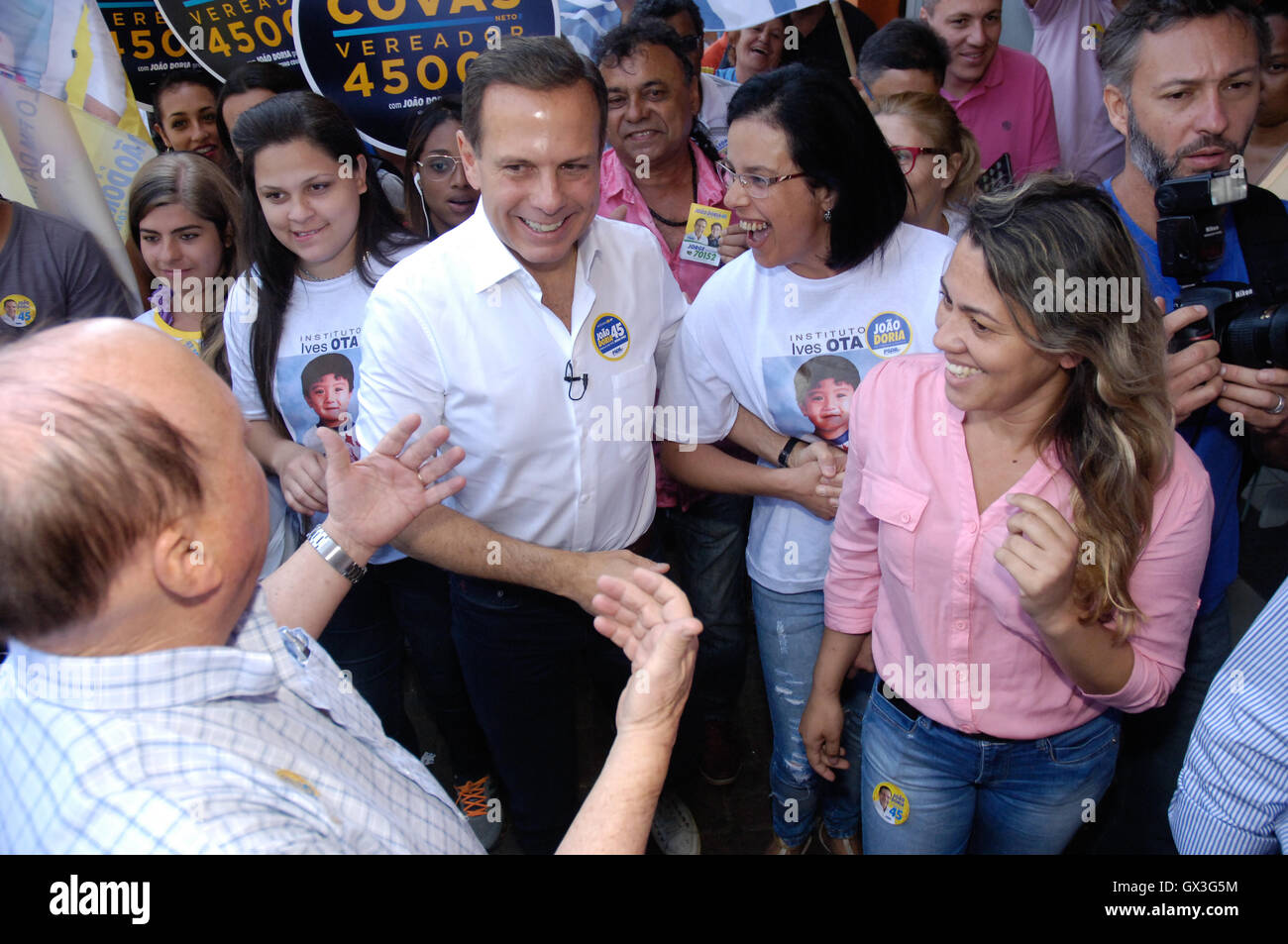 SÃO PAULO, SP - 15.09.2016: JOHN DORIA CAMPAIGNS IN MATTHEW - John Doria, candidate for mayor of São Paulo is walk through the comérico of Mateo Bei Avenue in São Mateus, east of the city. (Photo: Ricardo Bastos/Fotoarena) Stock Photo