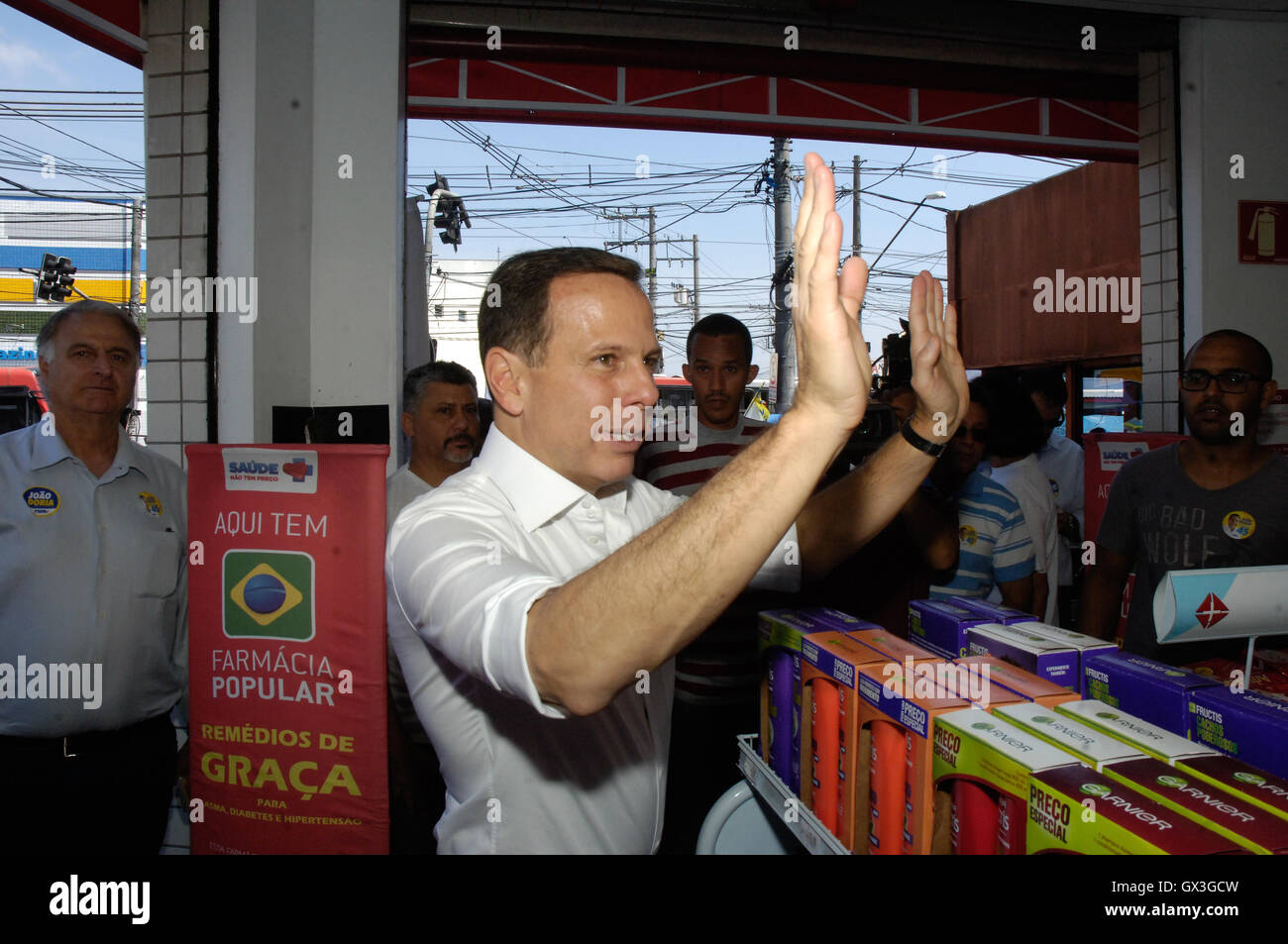 SÃO PAULO, SP - 15.09.2016: JOHN DORIA CAMPAIGNS IN MATTHEW - John Doria, candidate for mayor of São Paulo is walk through the comérico of Mateo Bei Avenue in São Mateus, east of the city. (Photo: Ricardo Bastos/Fotoarena) Stock Photo