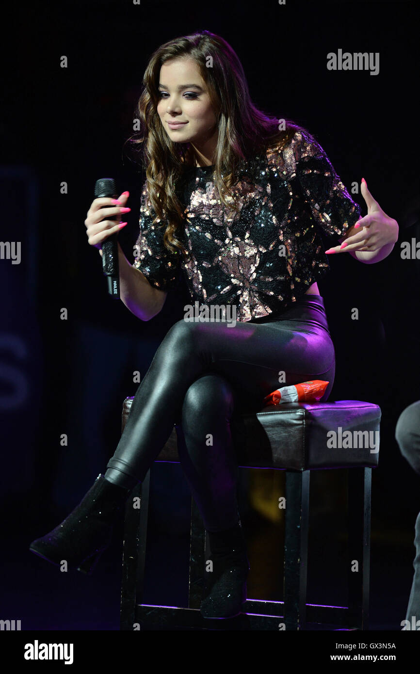 FORT LAUDERDALE FL - SEPTEMBER 15: Hailee Steinfeld performs during 97. ...