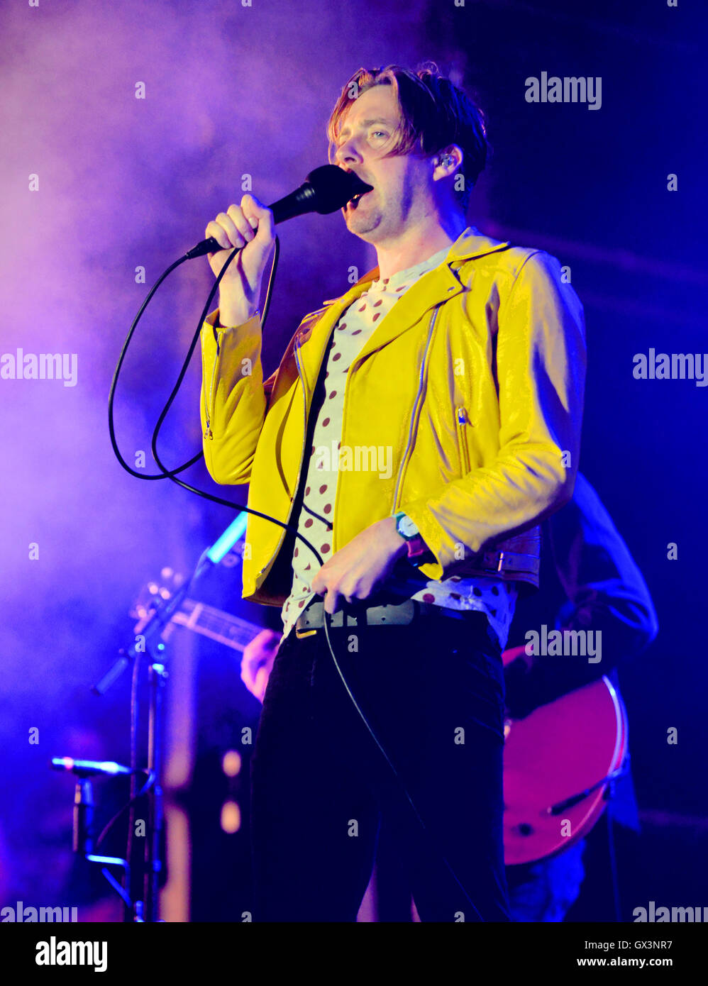 Ricky Wilson of the Kaiser Chiefs performs with  a cast on his leg at The Big Feastival at Alex James' Farm  August, 2016 in Kin Stock Photo