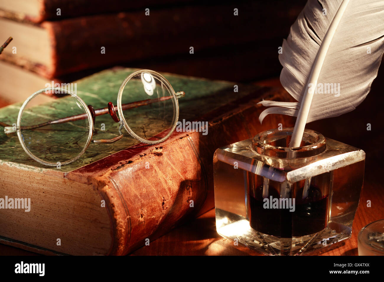 Ink pot and quill pen hires stock photography and images Alamy