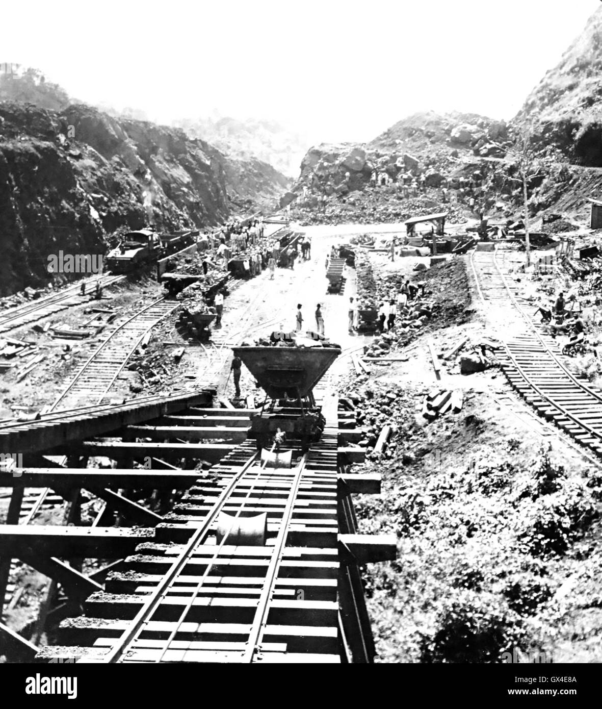 PANAMA CANAL  Work on the Culebra Cut (then called the Gaillard Cut) in 1906 Stock Photo