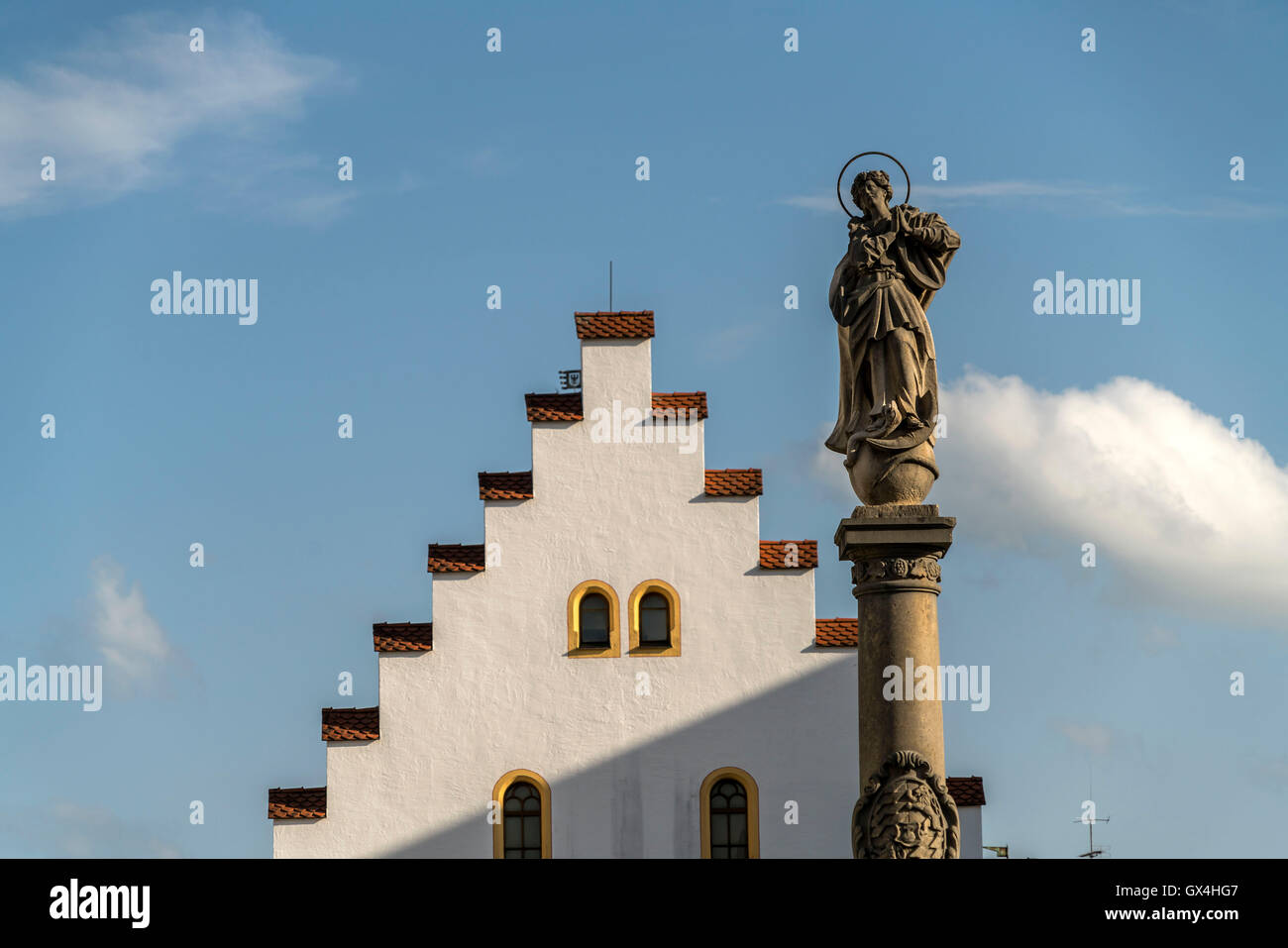 Statue Maria und das Ballenhaus  in der historischen Altstadt in Schongau, Oberbayern, Bayern, Deutschland, Europa | Statue of M Stock Photo