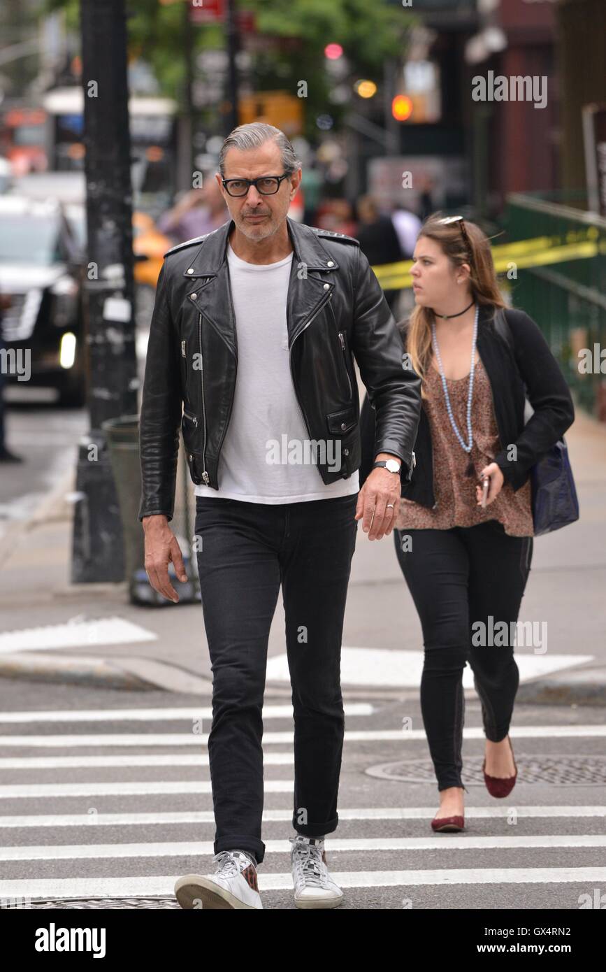 Jeff Goldblum walking in Tribeca Featuring: Jeff Goldblum Where: Manhattan, New York, United States When: 17 Jun 2016 Stock Photo - Alamy