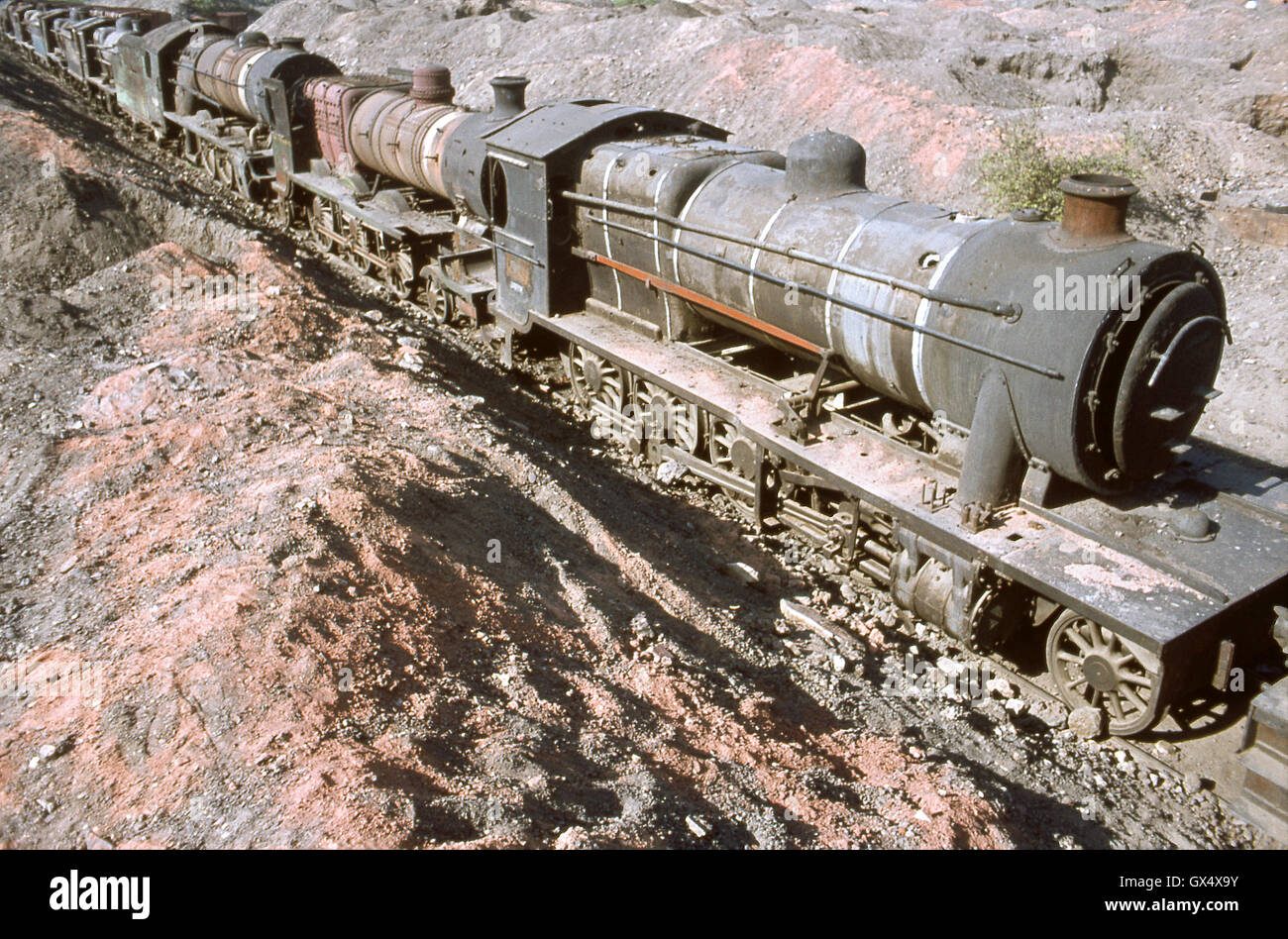 Indian Railways Standard designed 2-8-0s, 4-6-0s and 4-6-2 Pacifics awaiting cutting up. Stock Photo