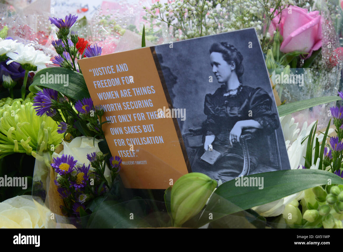 Jo cox stabbing hi-res stock photography and images - Alamy