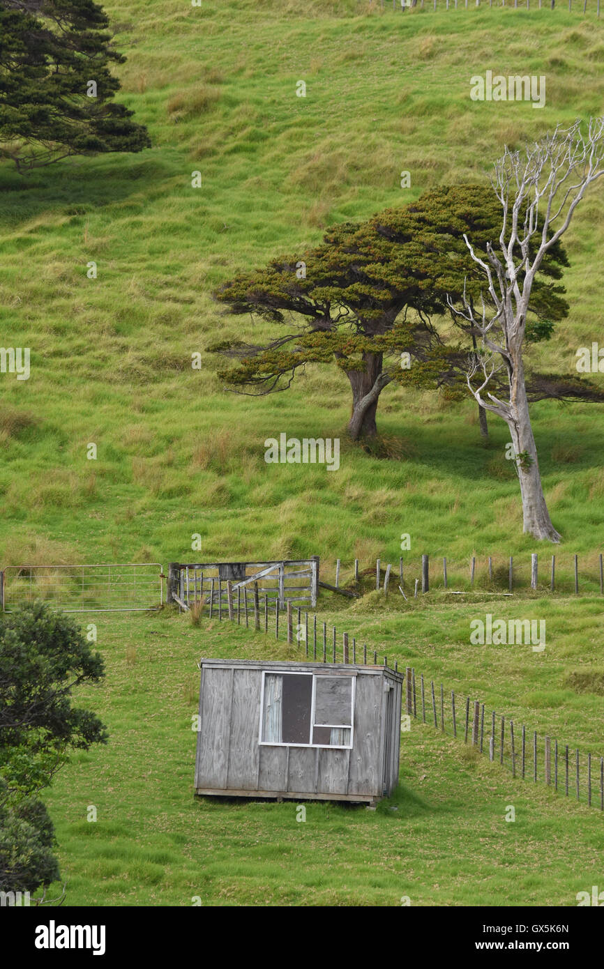 Hillside cabin hi-res stock photography and images - Alamy