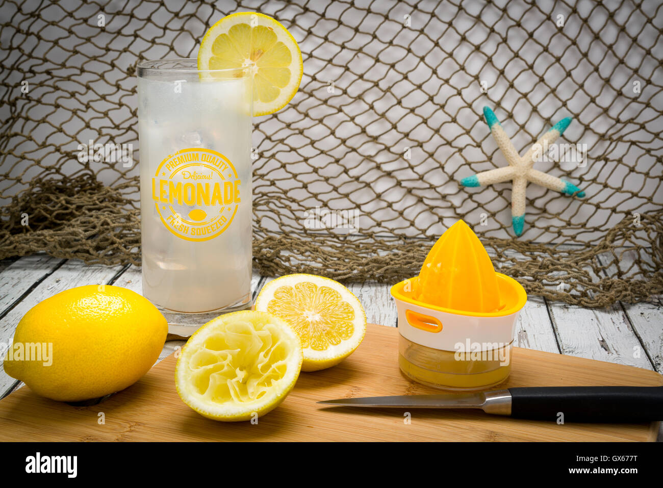 https://c8.alamy.com/comp/GX677T/freshly-squeezed-lemonade-at-the-beach-a-summer-favorite-GX677T.jpg