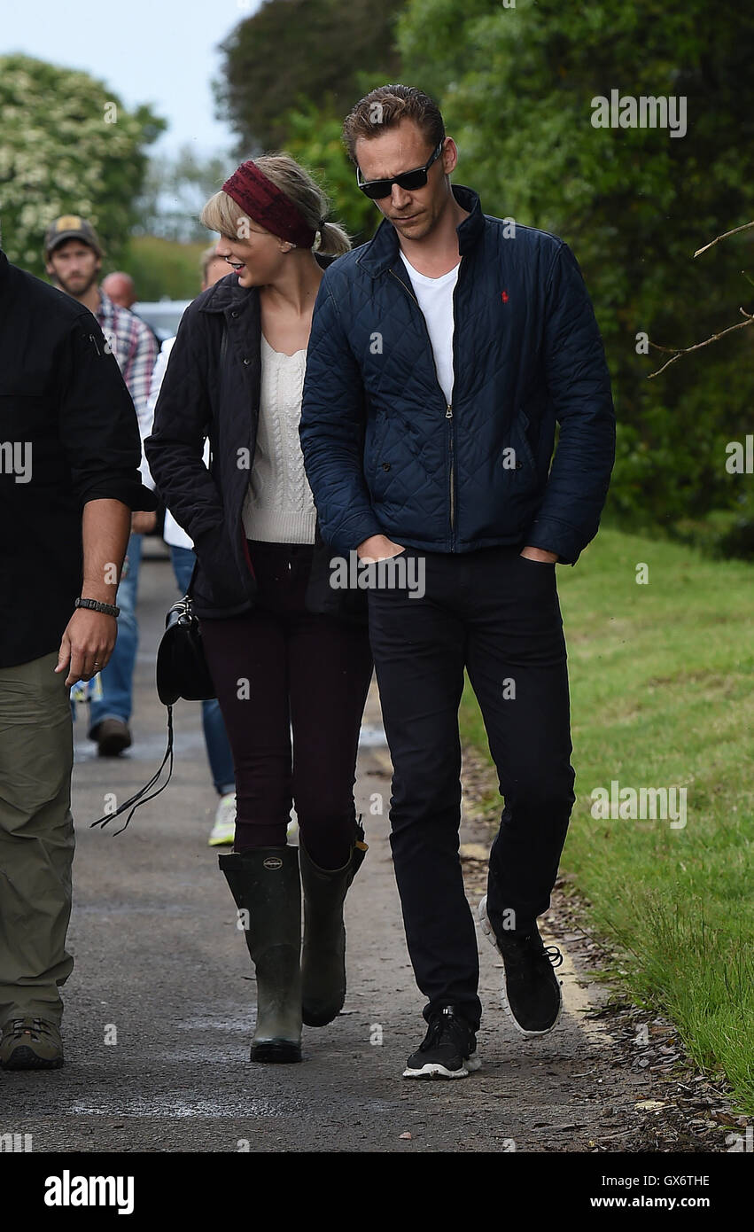 Taylor Swift and new boyfriend Tom Hiddleston enjoy a romantic walk on ...