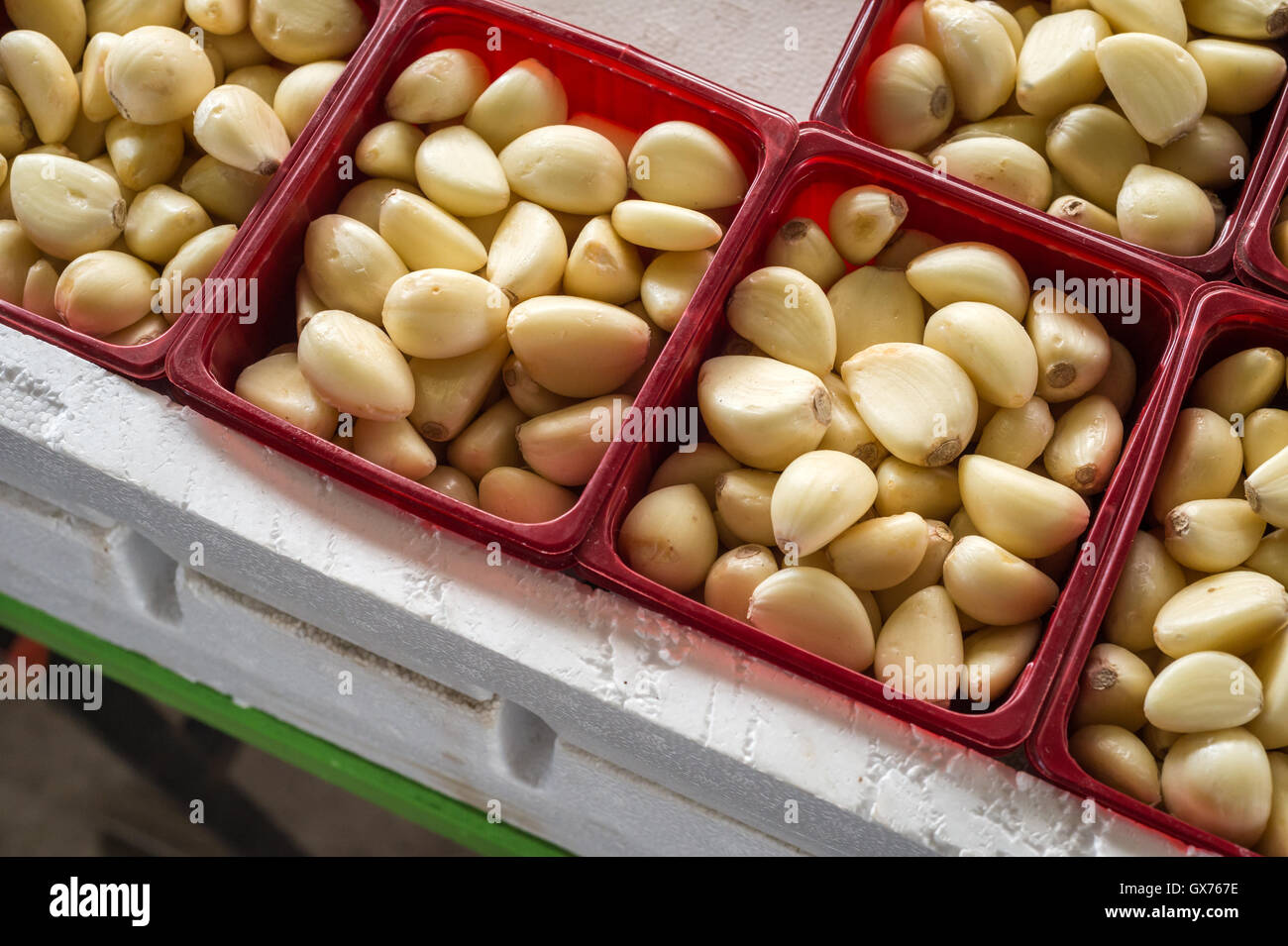 Peeled garlic cloves at the market Stock Photo Alamy