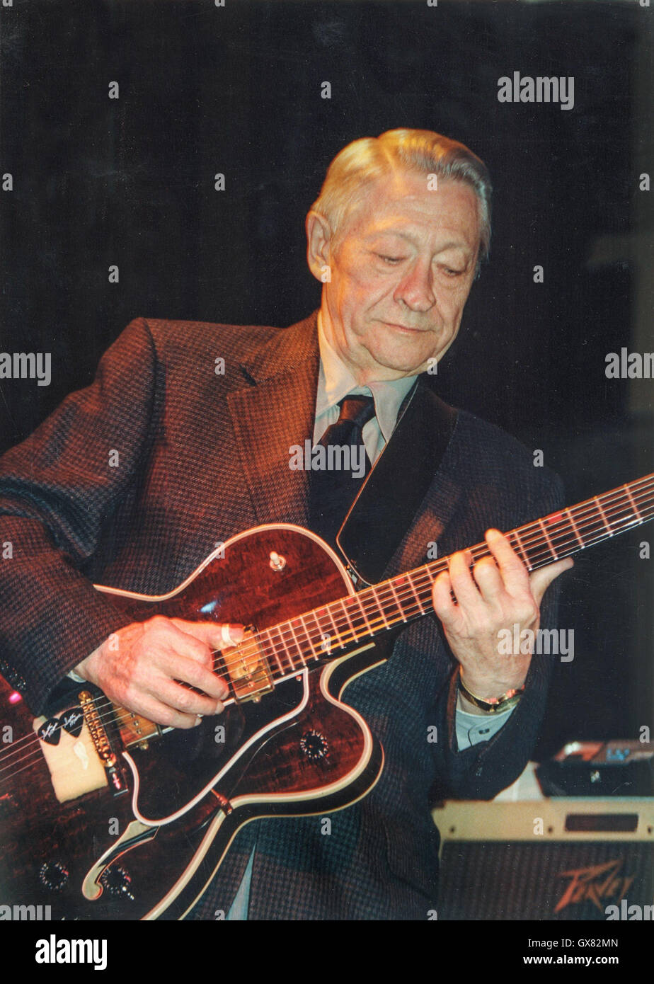 Scotty Moore playing at The Brook in Southampton  Featuring: Scotty Moore Where: Southampton, United Kingdom When: 26 Nov 2004 C Stock Photo