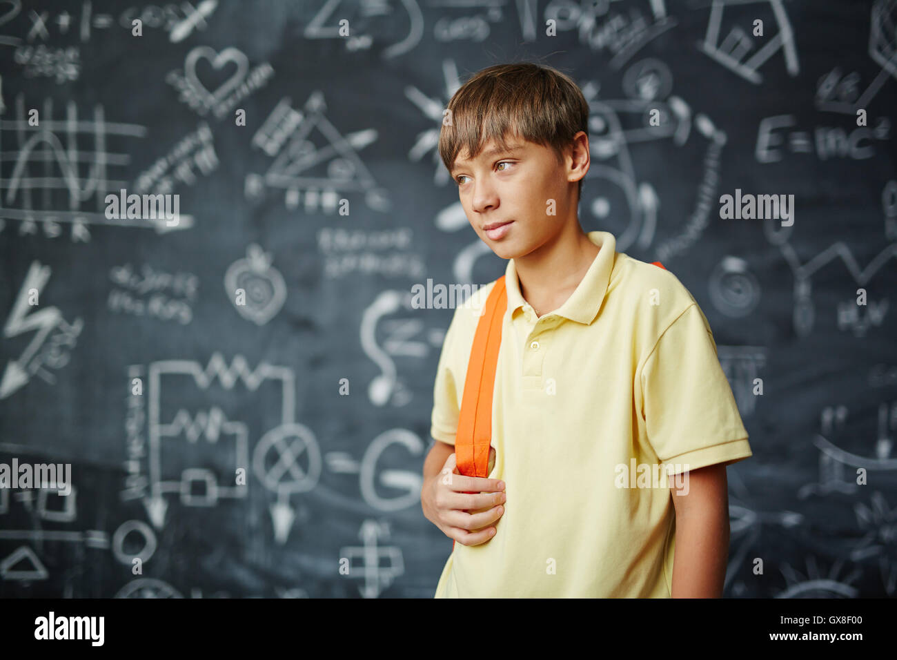 школьники за партой. старшие школьники. веселые дети в классе. школьники в школе. ребенок за компом.