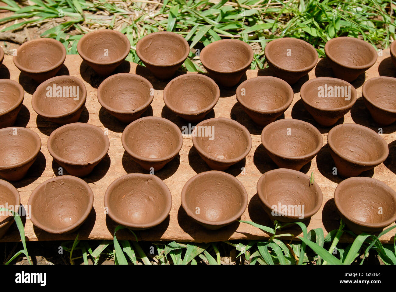 INDIA, Jharkhand, Sarwan, village Bhatkundi, potter makes one-way tea cups from clay, which are used for chai, drying cups in the sun, plastic-free products Stock Photo