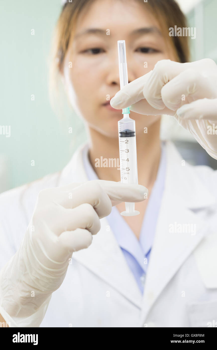 doctor using a syringe Stock Photo Alamy