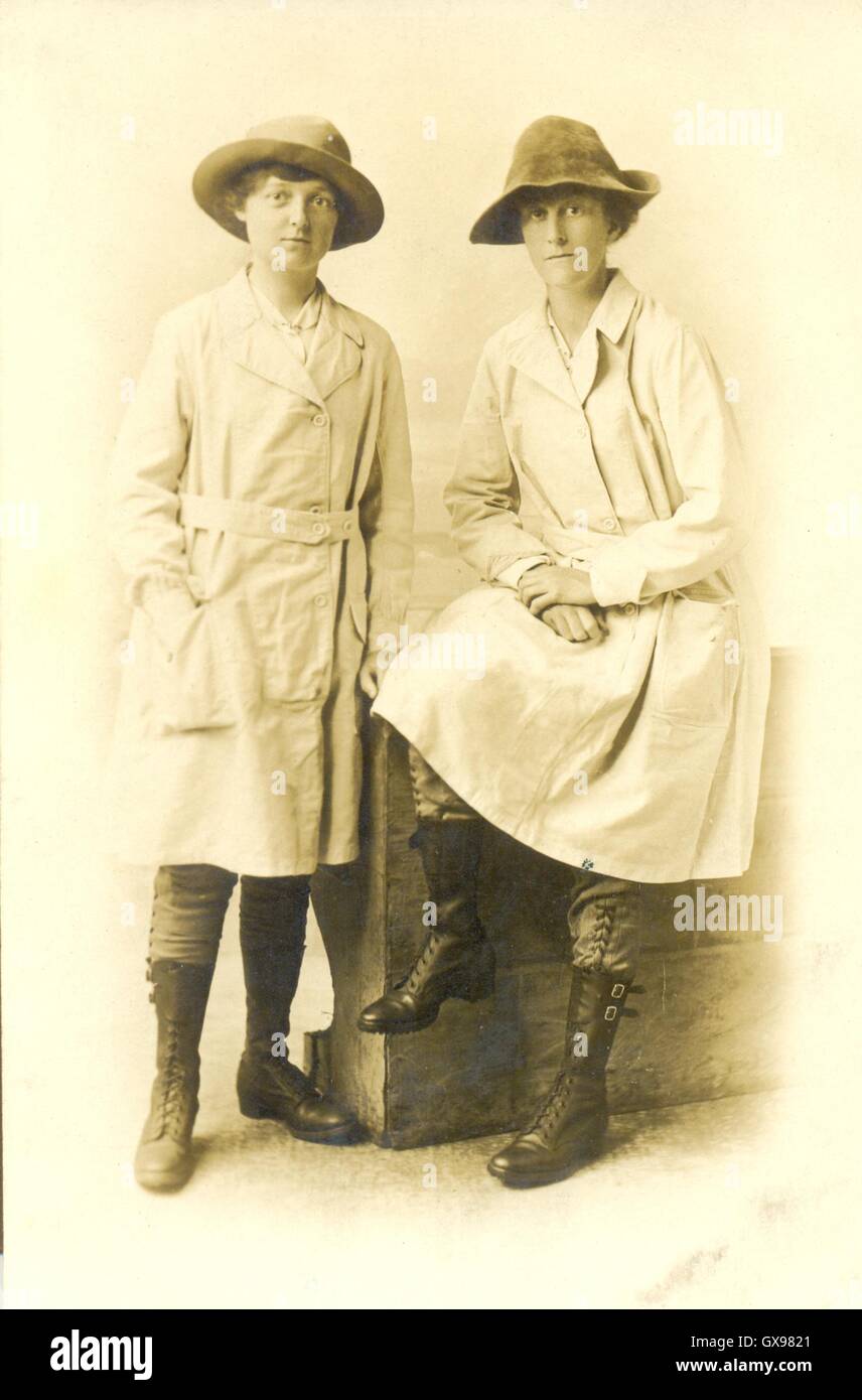 Womens land army uniform hi-res stock photography and images - Alamy